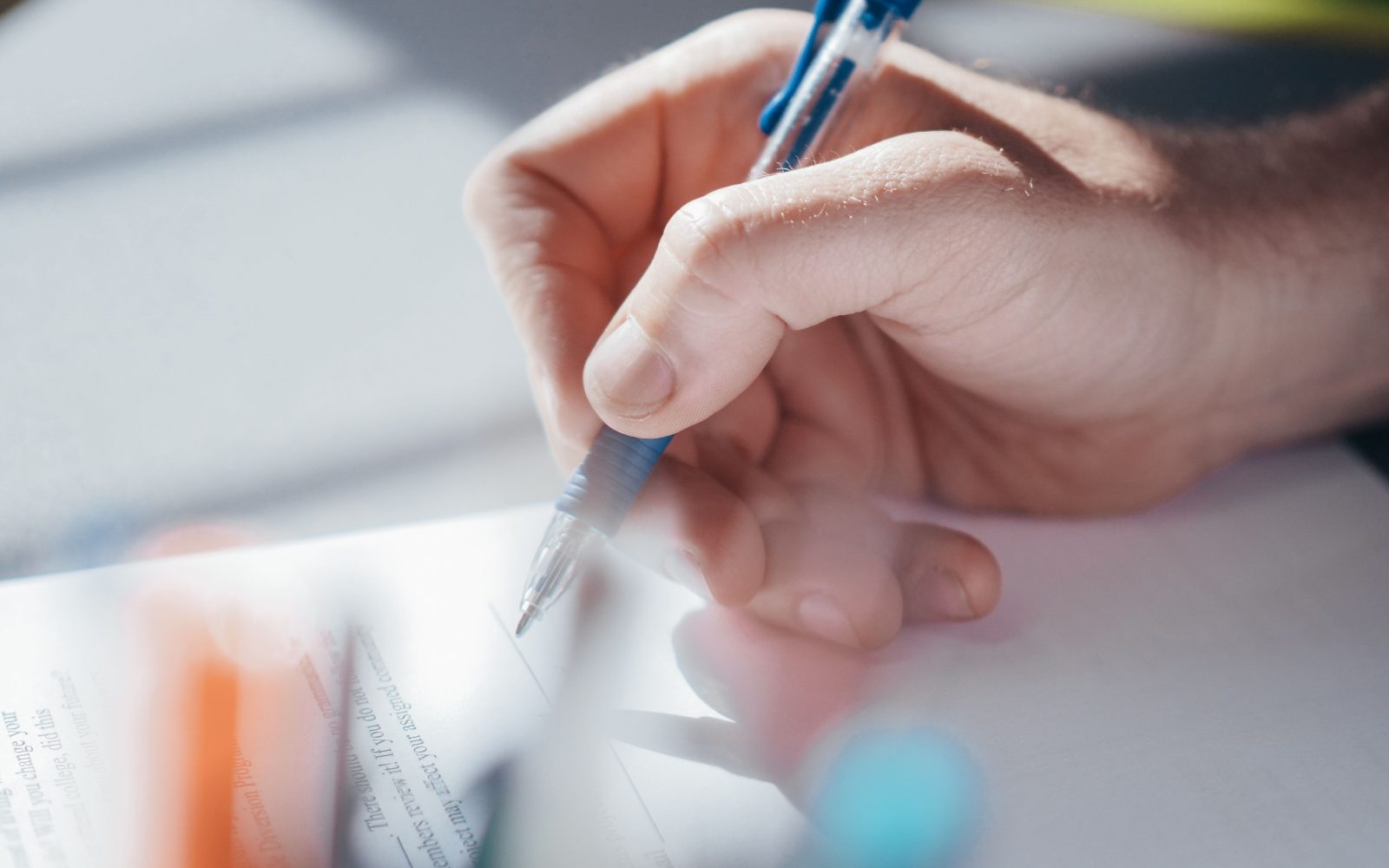 Main écrivant avec un stylo avec concentration