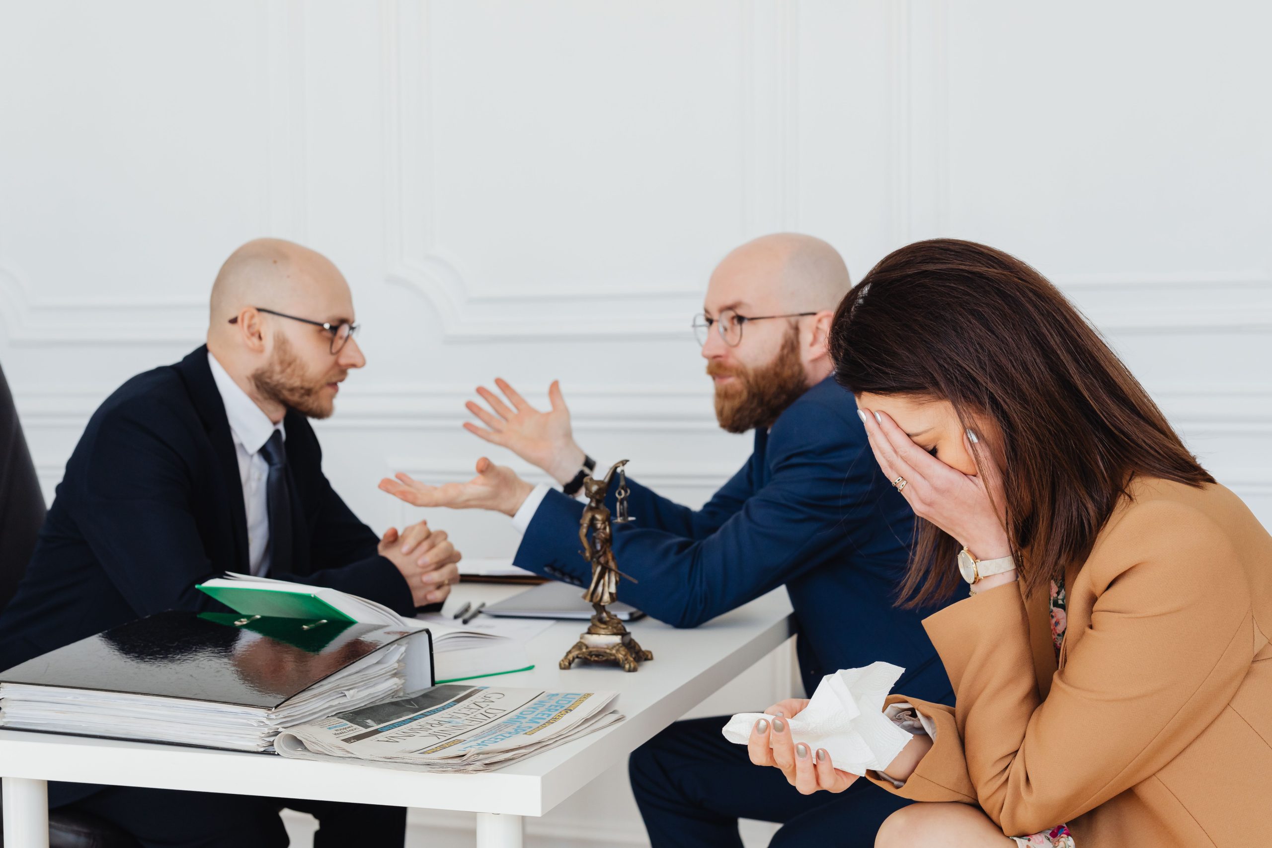 Avocat médie négociation d'indemnités entre couple stressé