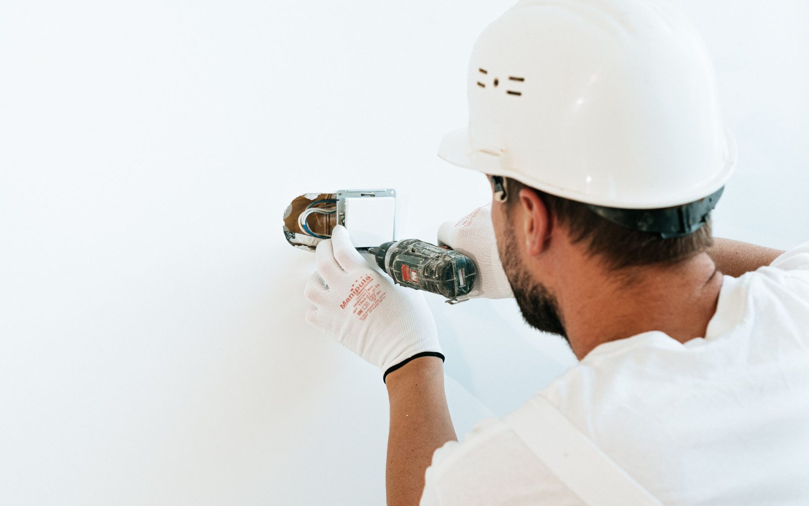 Ouvrier en bâtiment utilisant une perceuse électrique