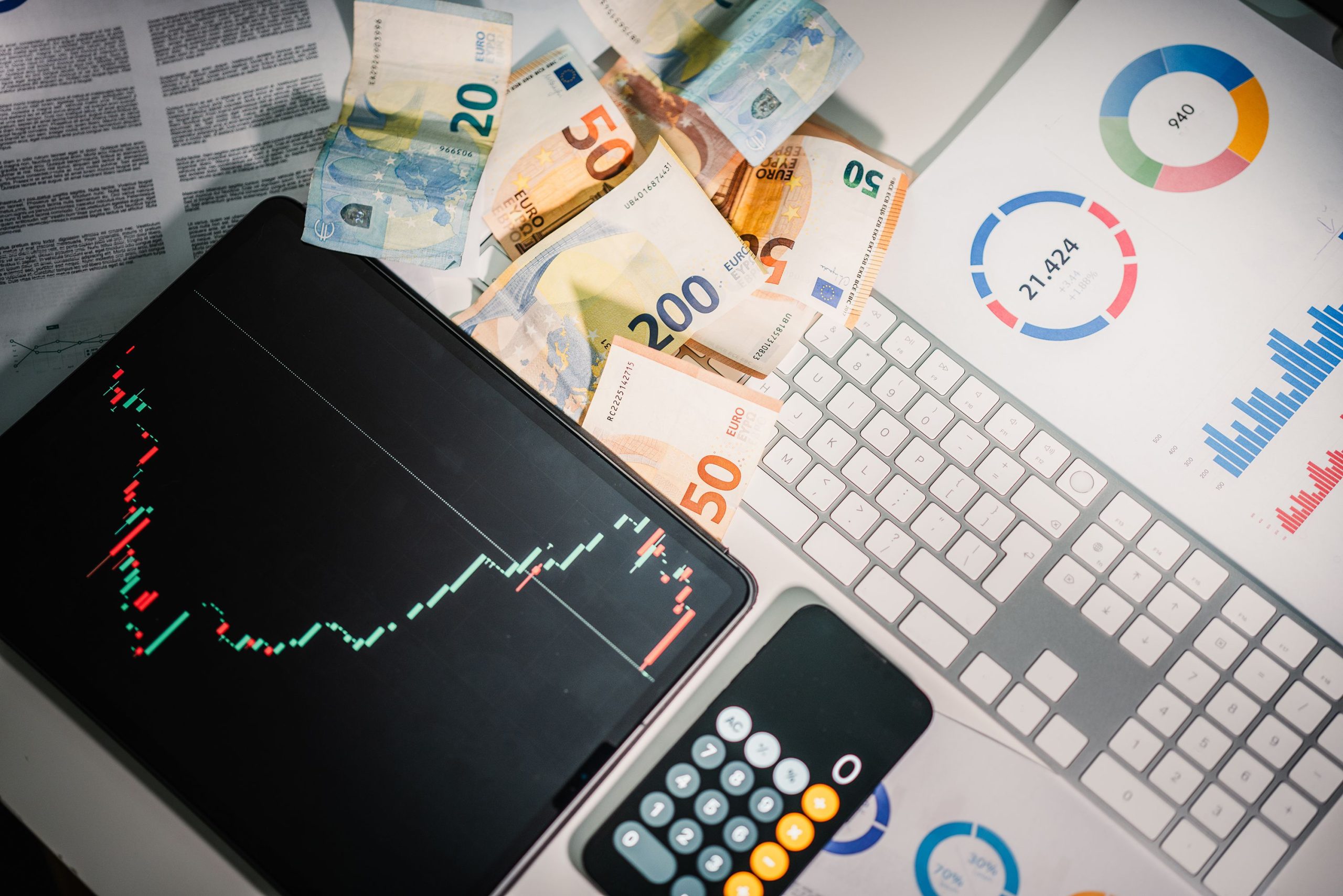 Outils financiers et billets euros avec graphiques marche