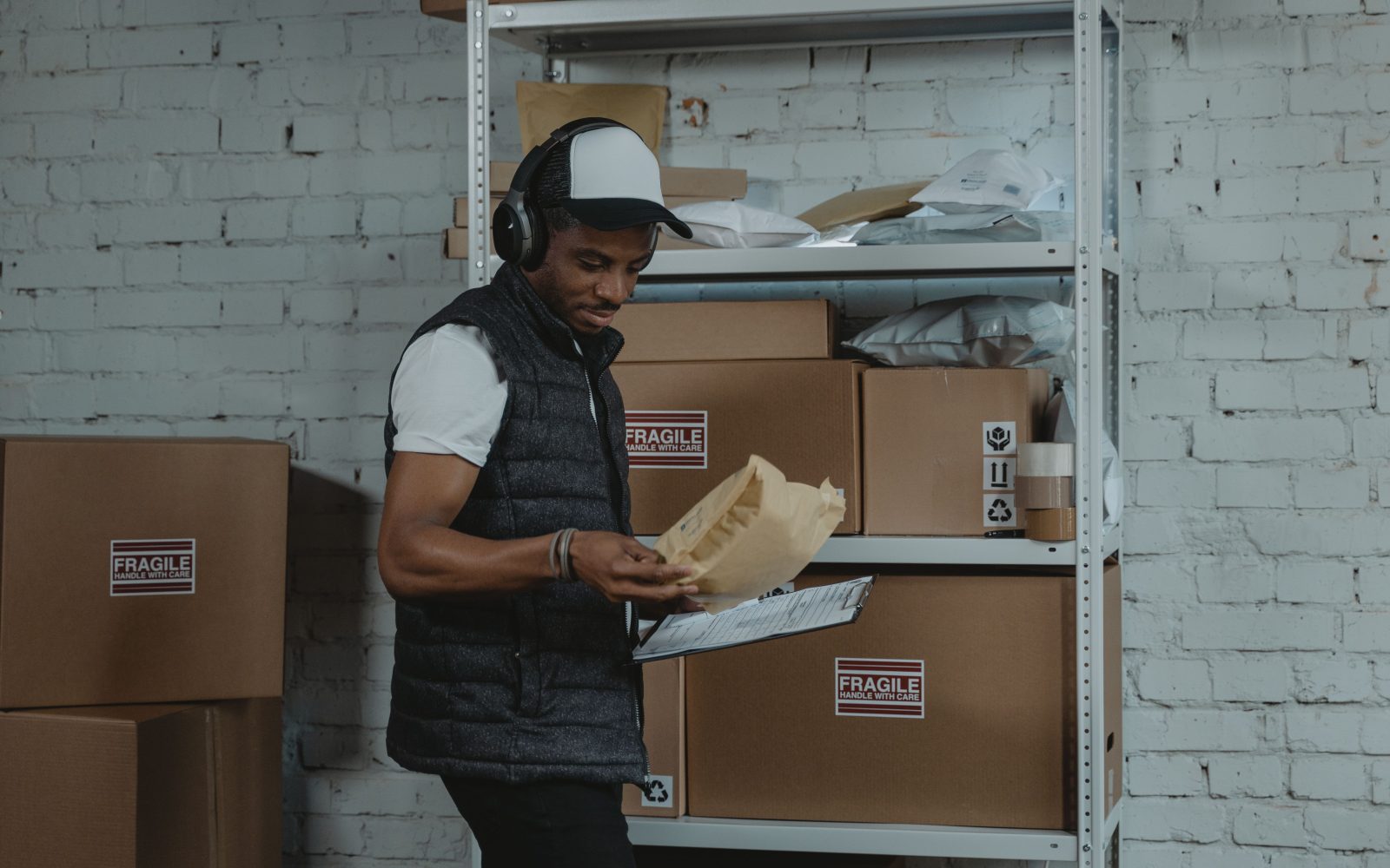 Préparateur de commande avec casque dans un entrepôt