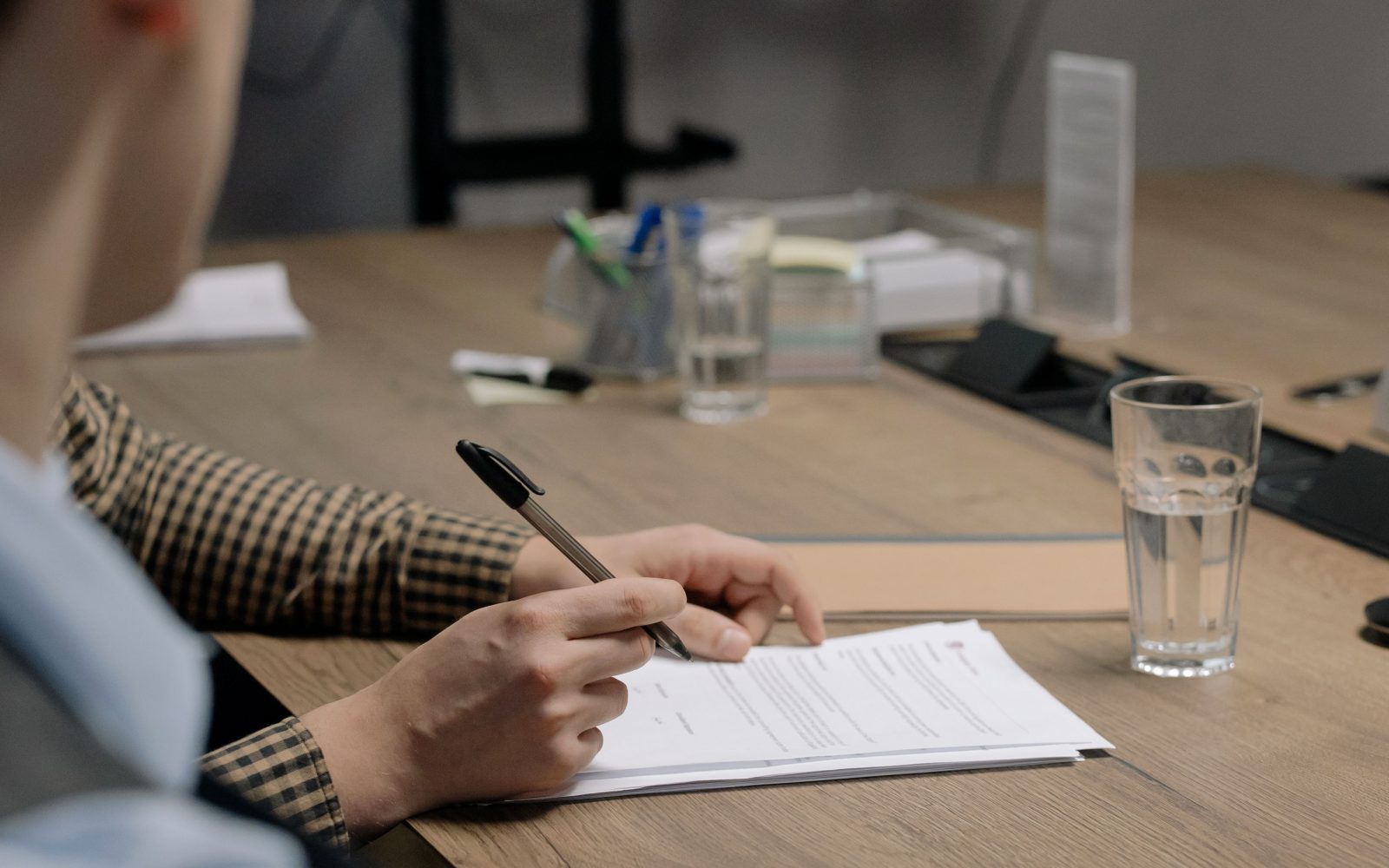 Personne signant un document professionnel au bureau