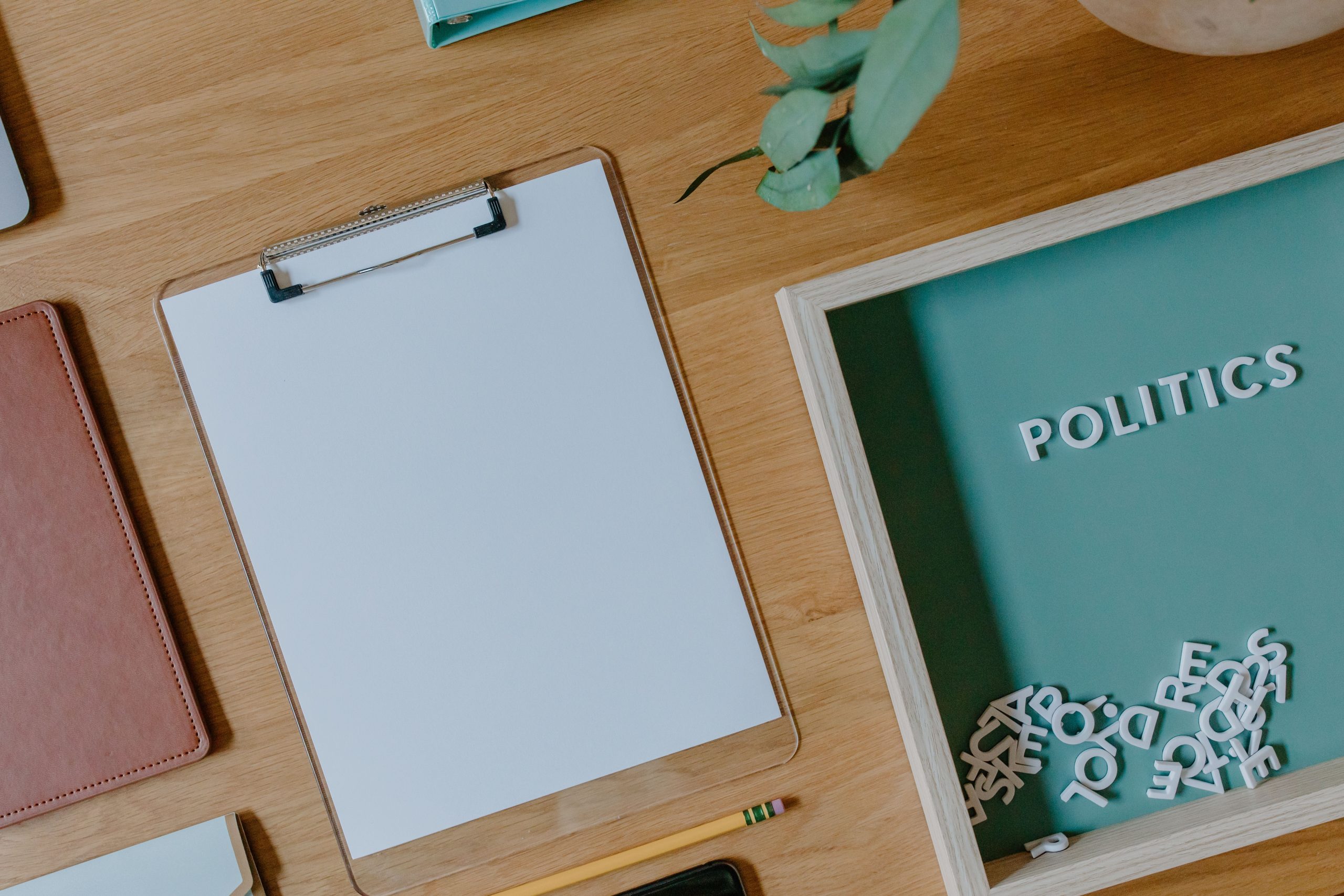 Documents et clipboard vierge sur bureau