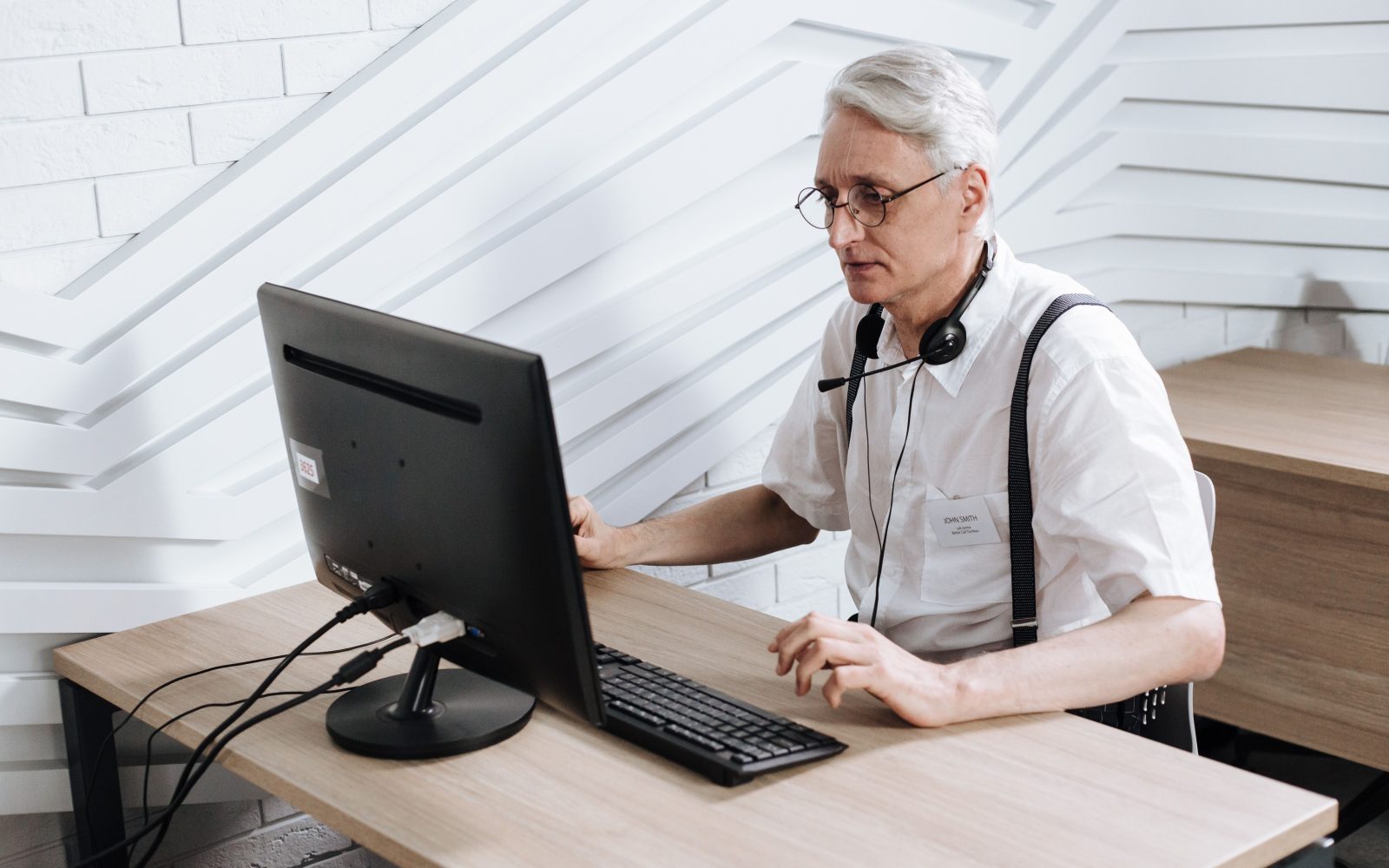 Homme senior travaillant en centre d'appels