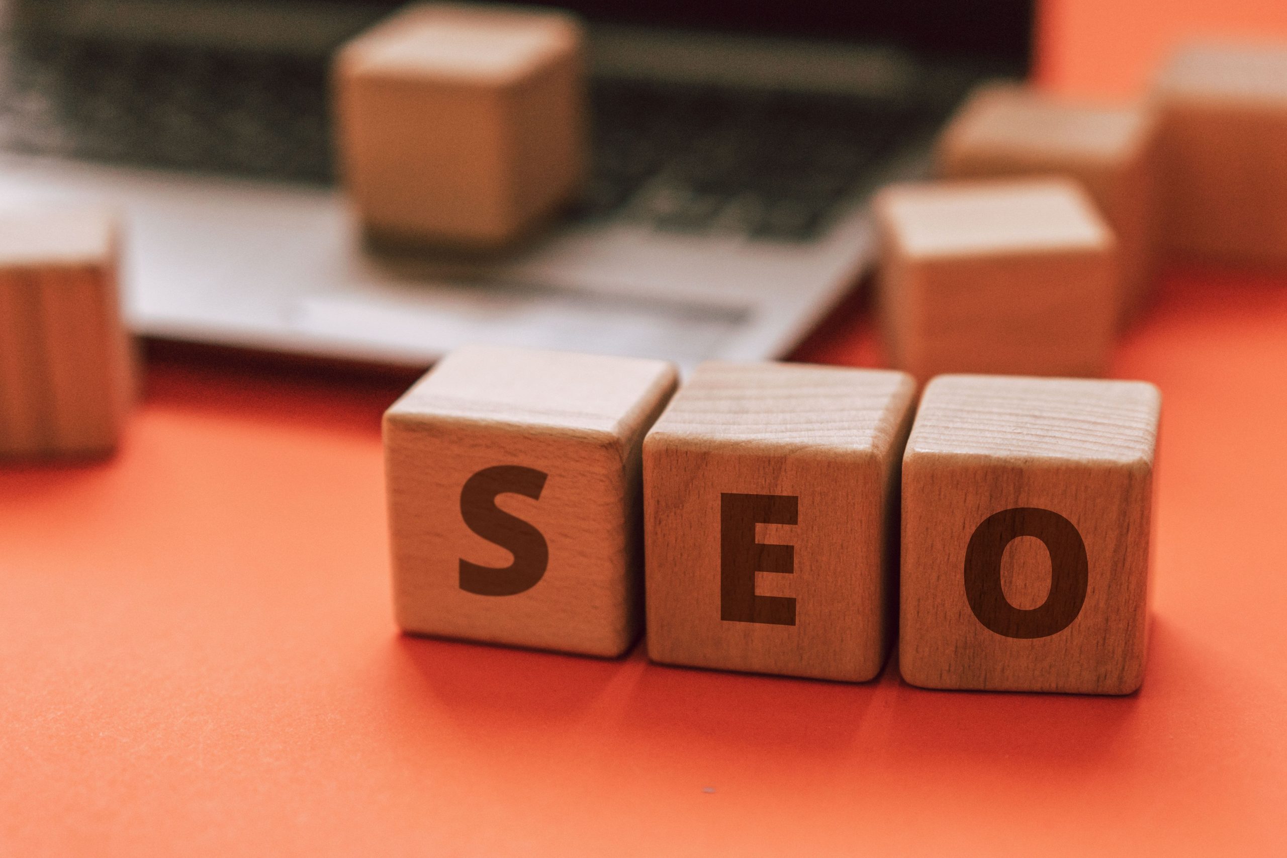 Blocs SEO sur clavier d'ordinateur portable