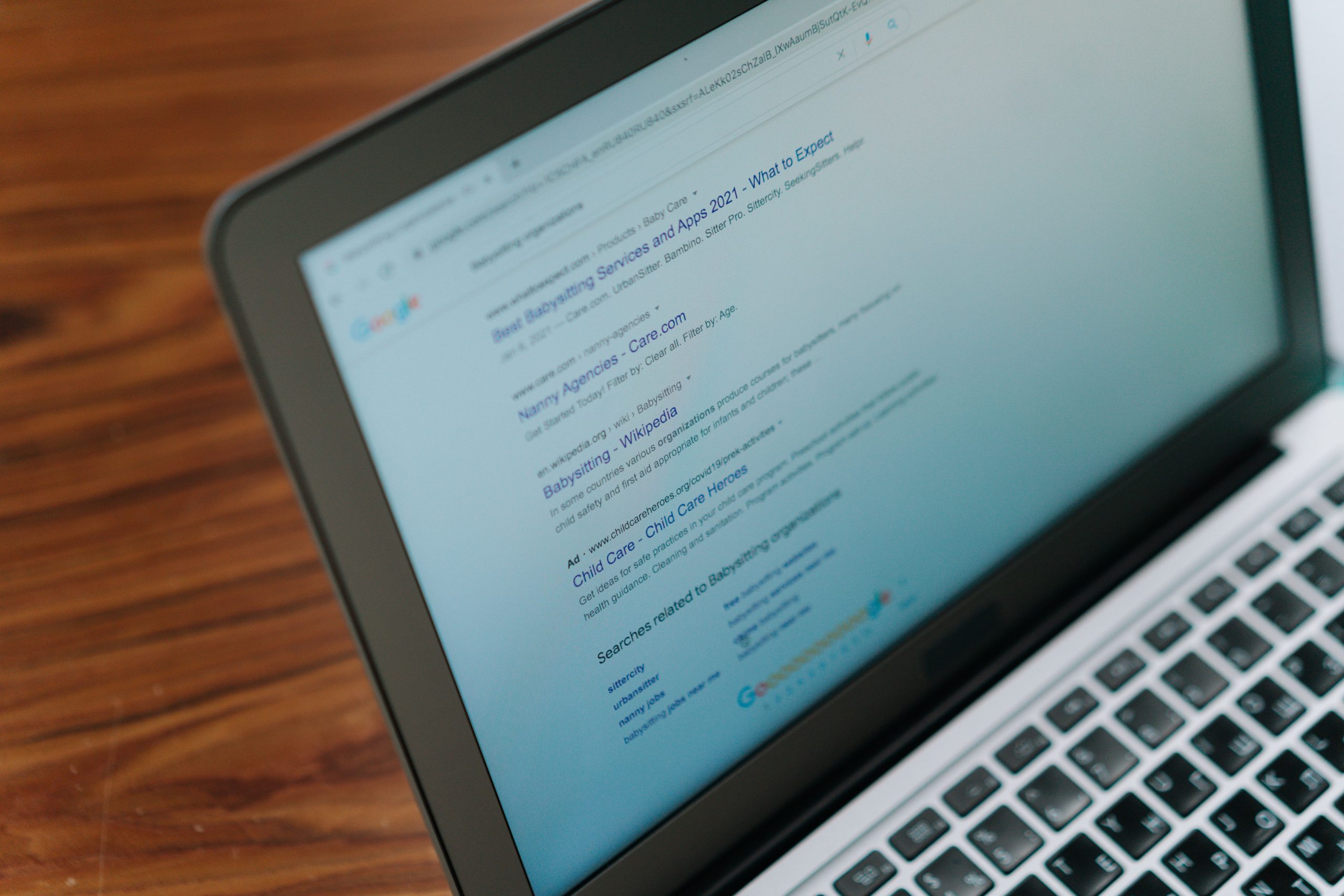 Résultats moteur recherche sur écran laptop
