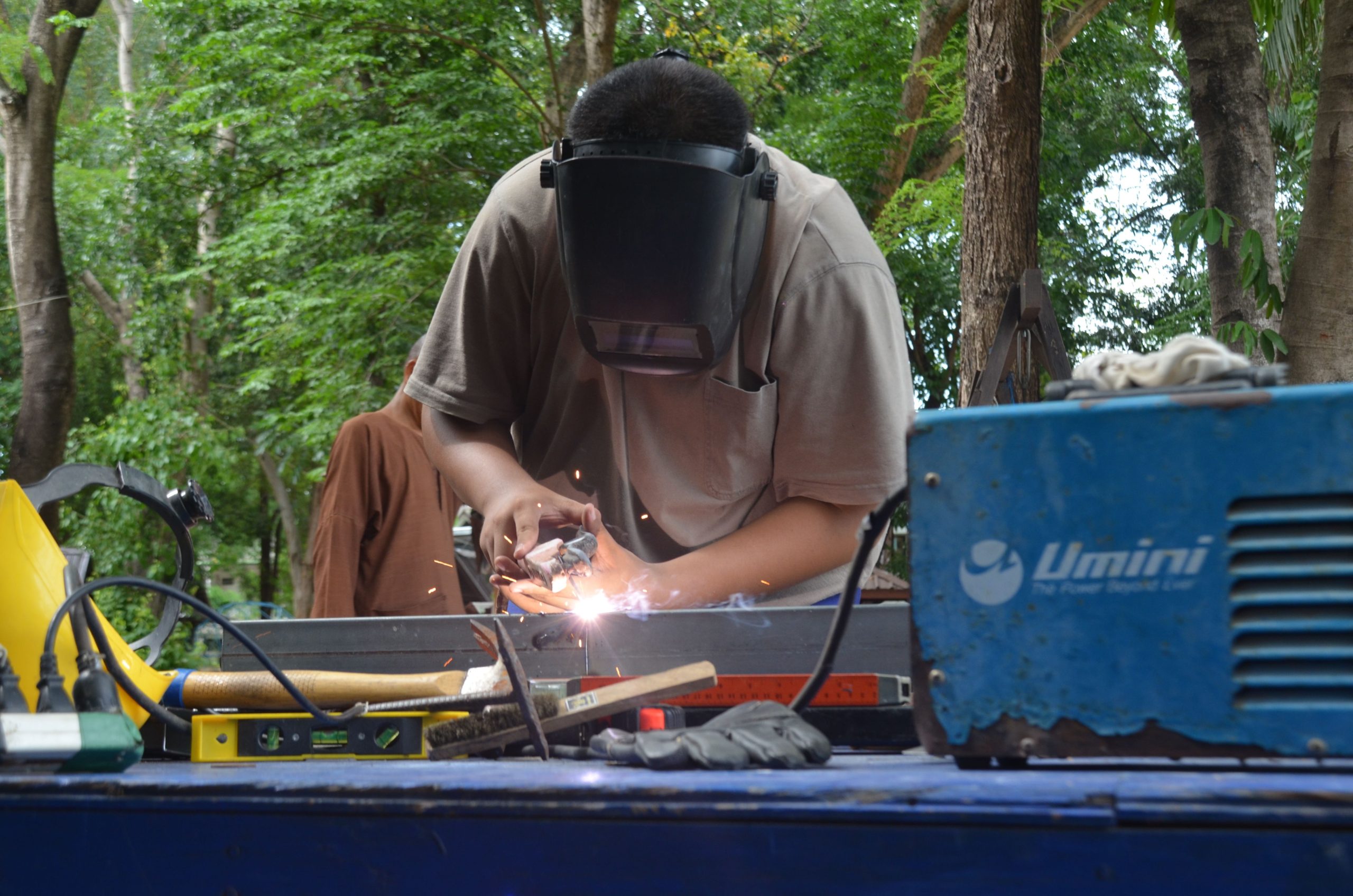 Soudeur concentré sur son travail avec équipements professionnels