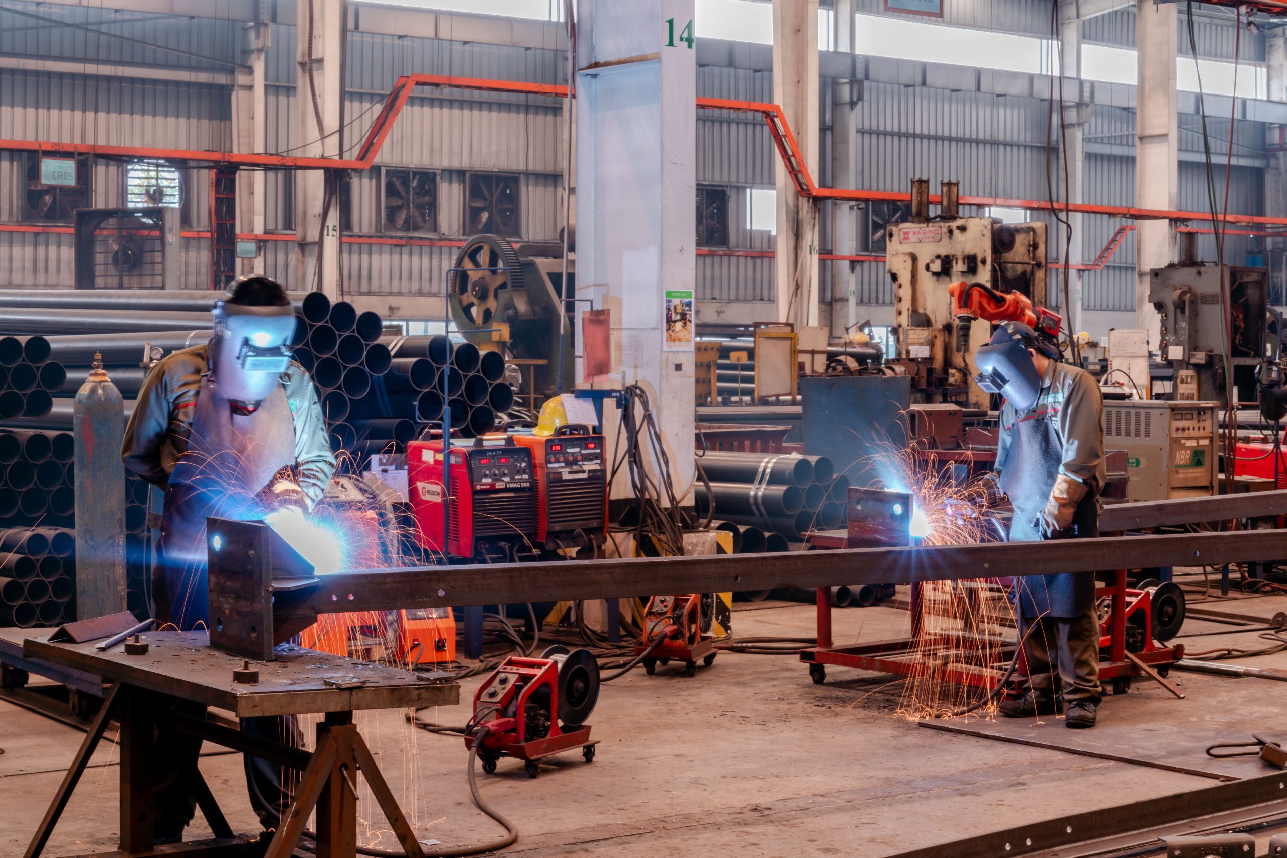 Soudeurs en équipement de protection atelier industriel