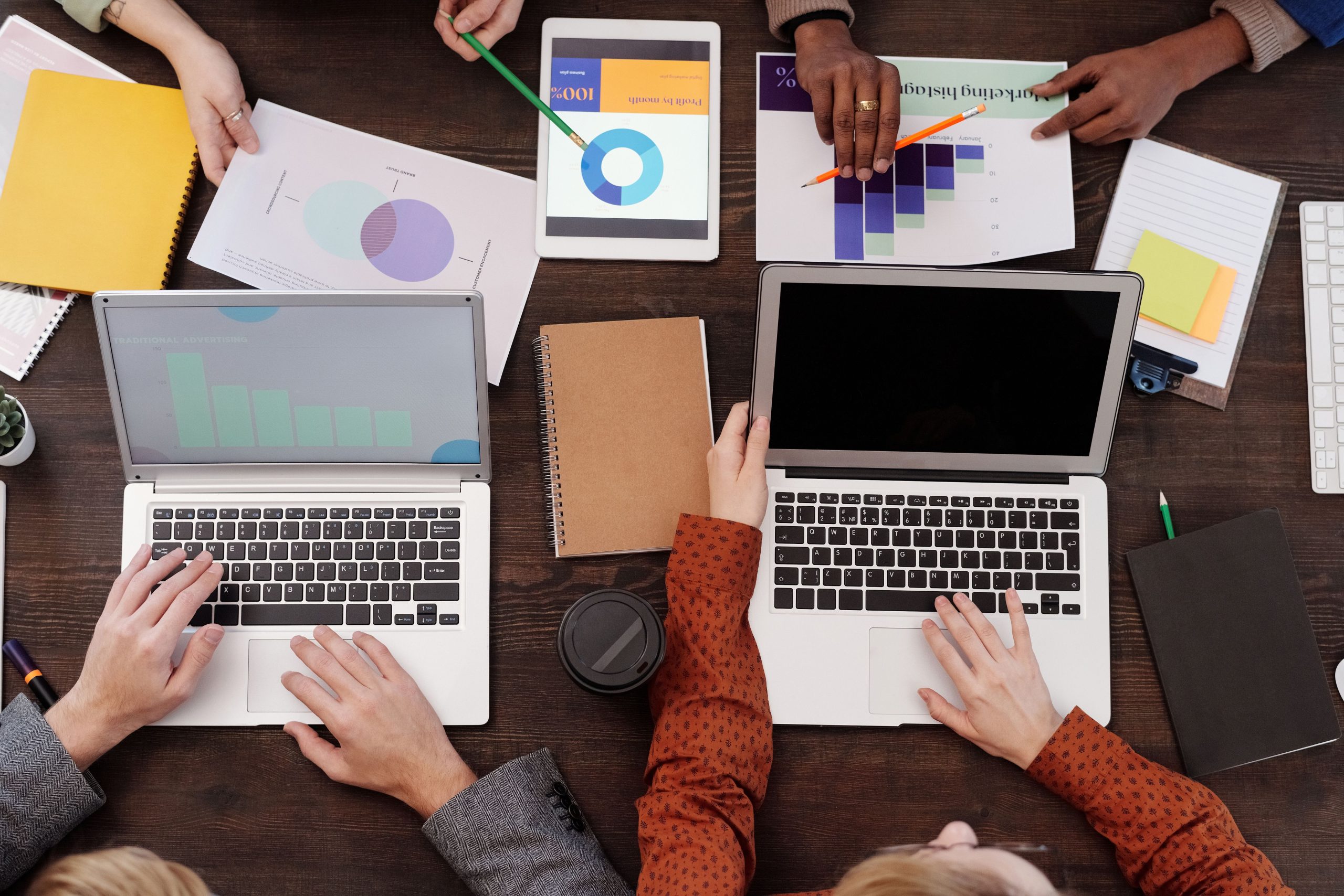 Vue aérienne équipe discutant stratégies marketing digital