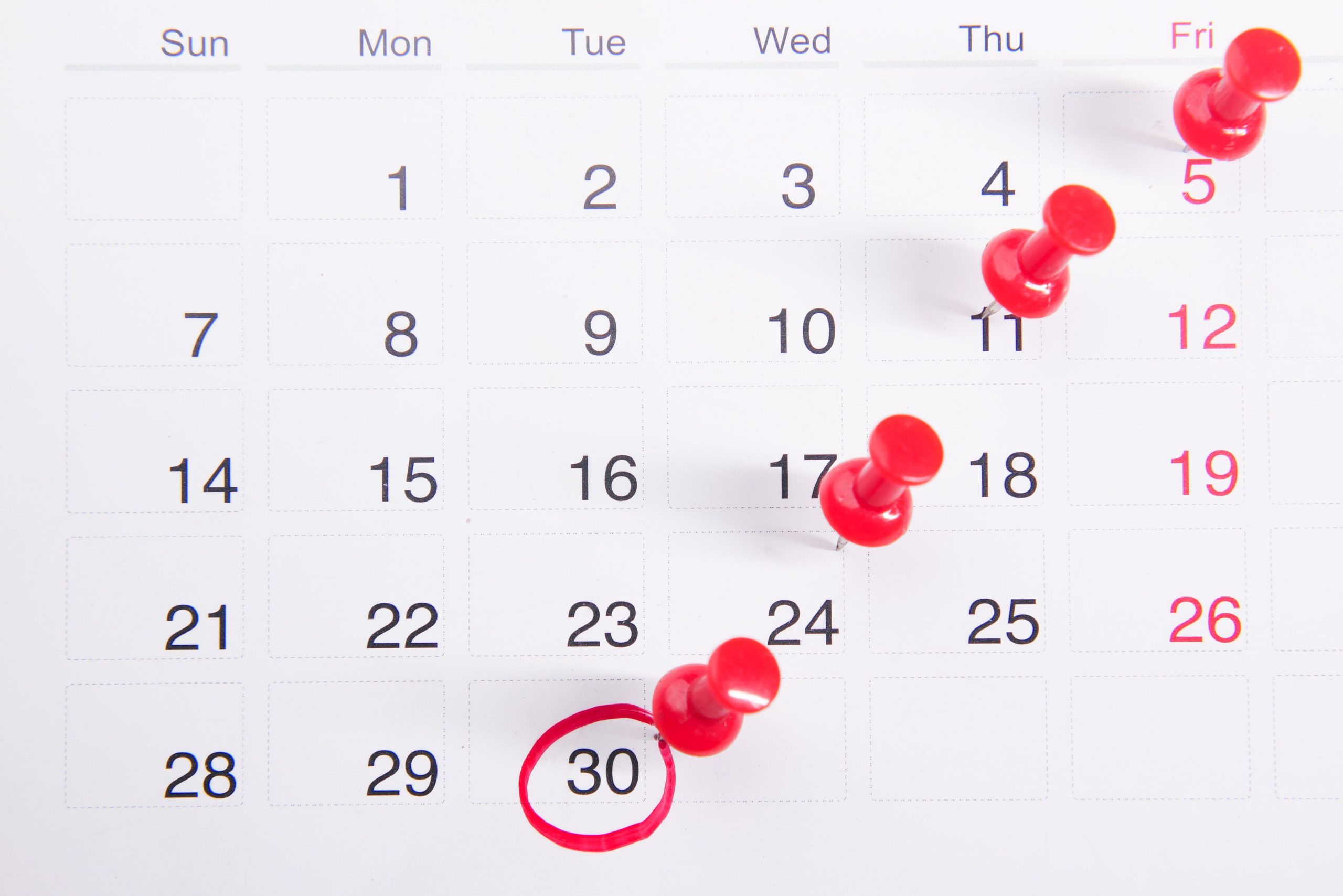 Calendrier avec épingles rouges dates importantes