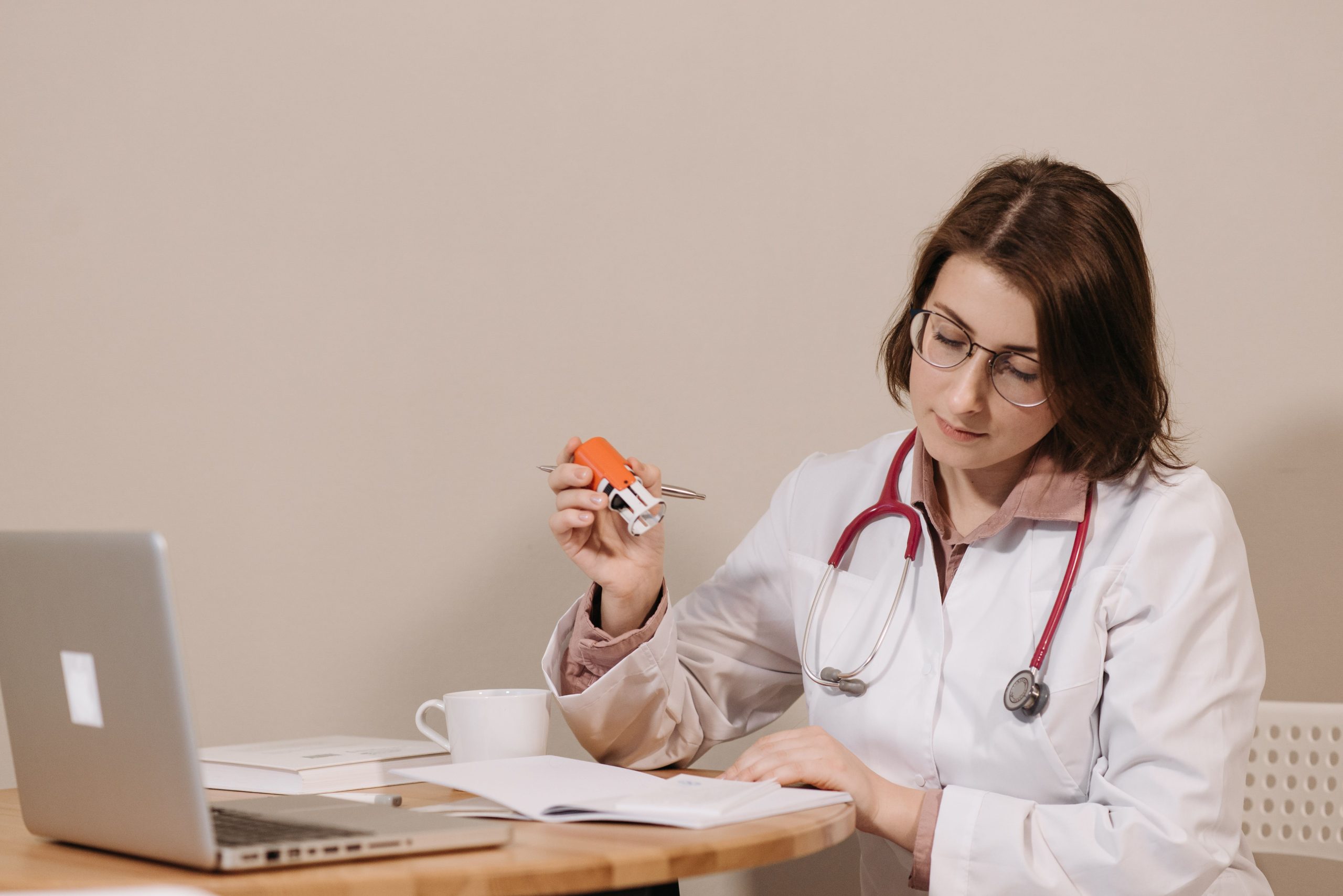 Docteure consultant dossiers médicaux à son bureau