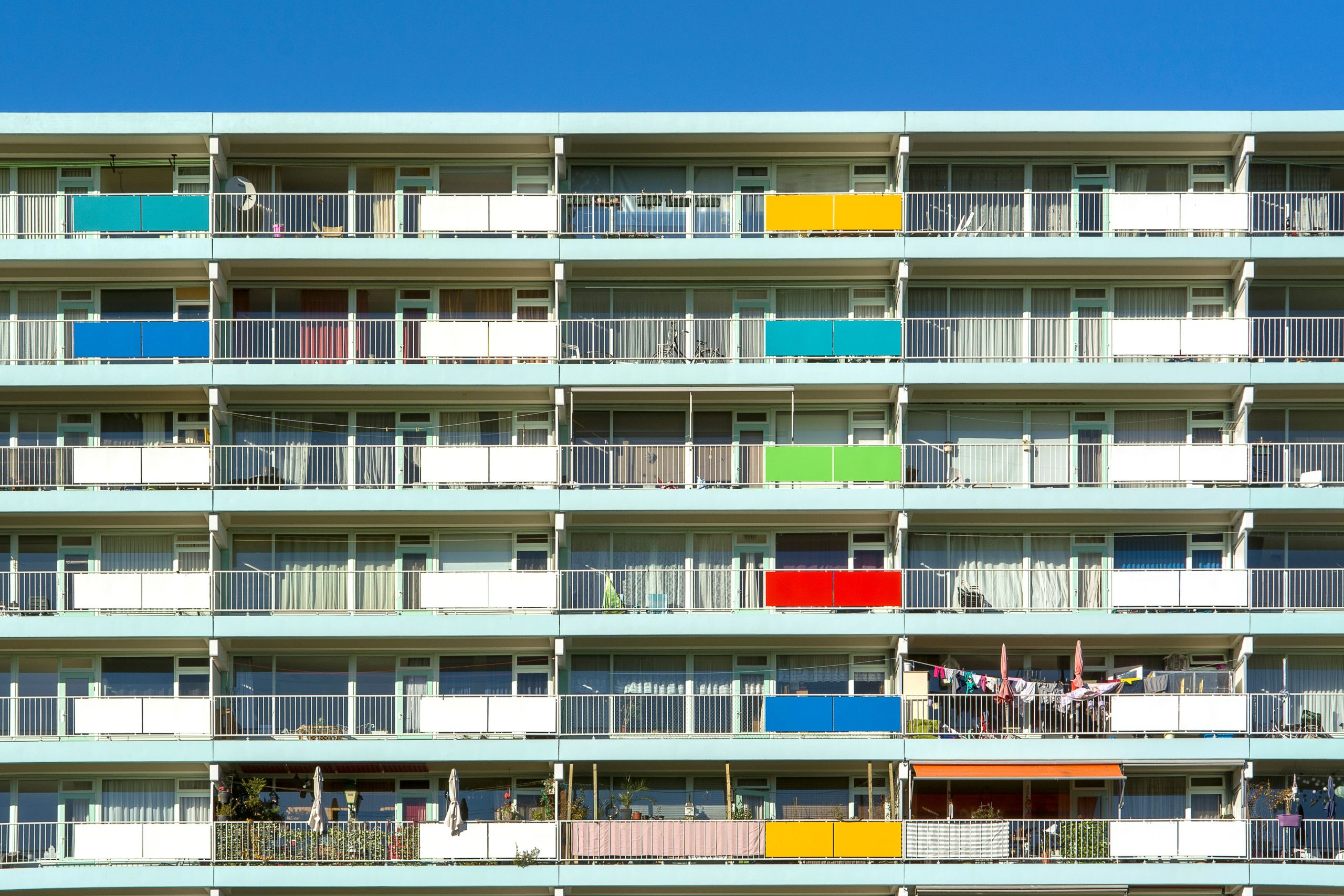 Balcons colorés d'appartements en milieu urbain