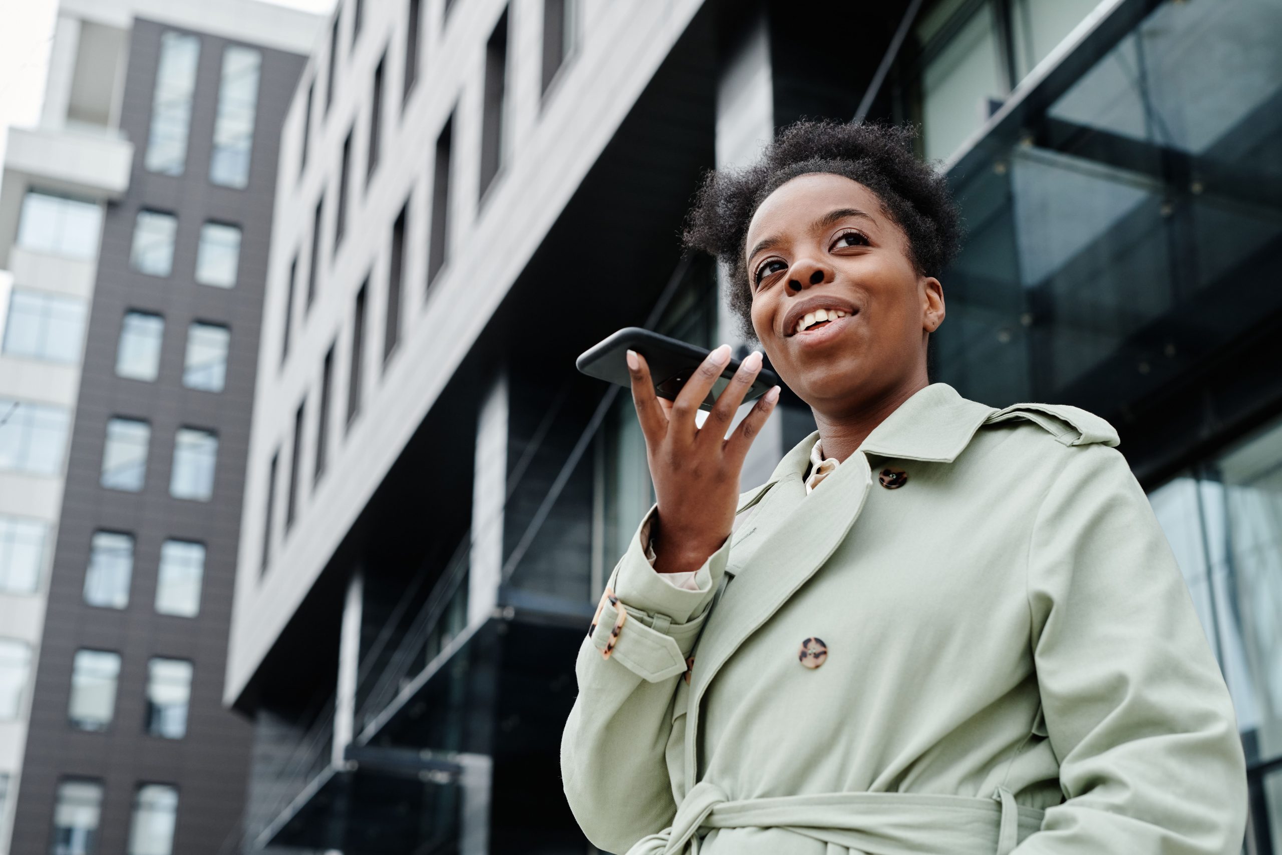 Femme trench coat appelle téléphone ville