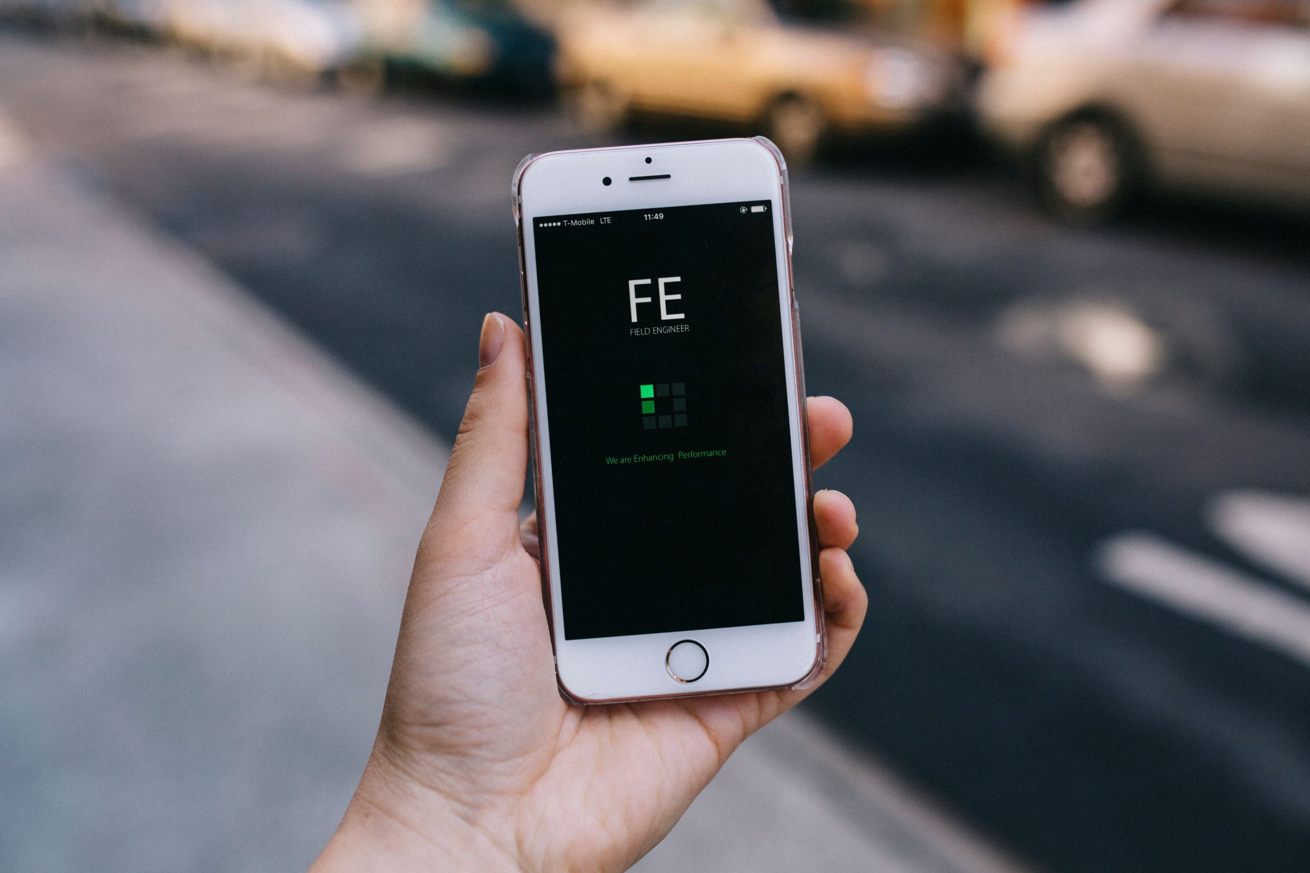Personne tenant smartphone avec application active