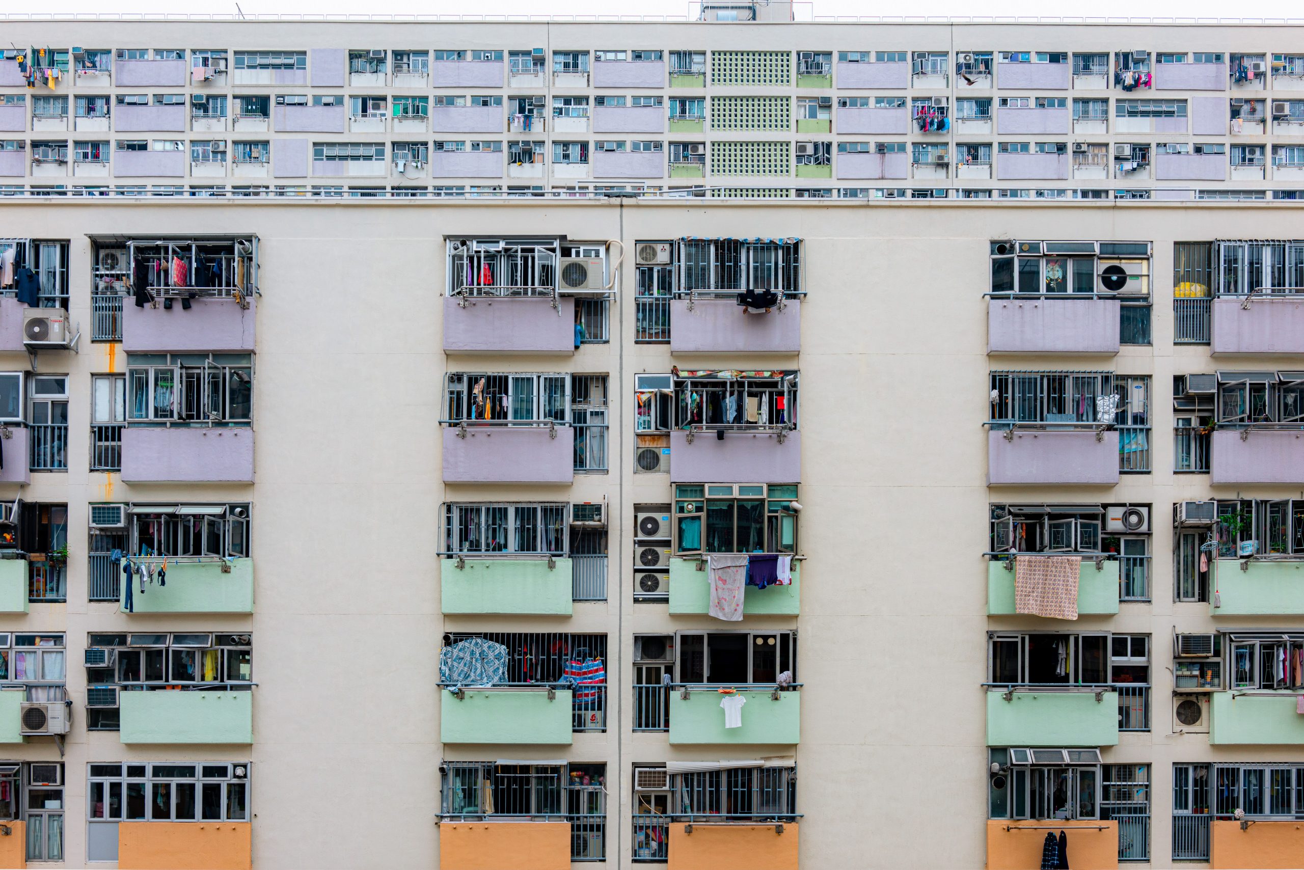 Immeuble urbain multicolore avec balcons et fenêtres