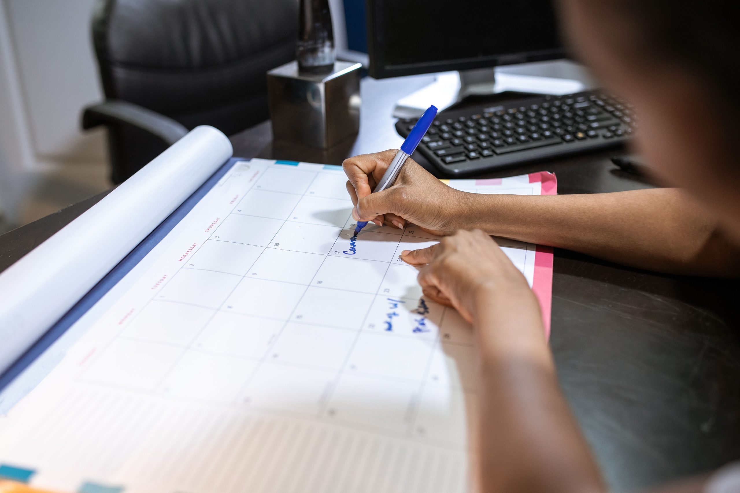 Femme consultant son calendrier de bureau au bureau