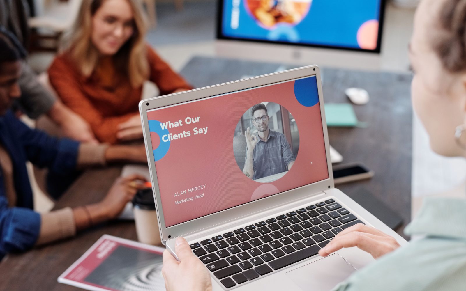 Équipe discutant projet avec présentation laptop
