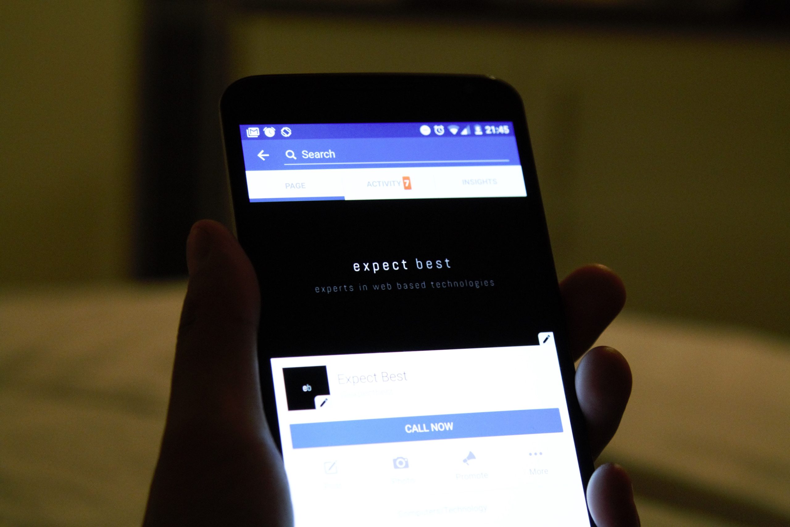 Main tenant un smartphone avec application réseau social