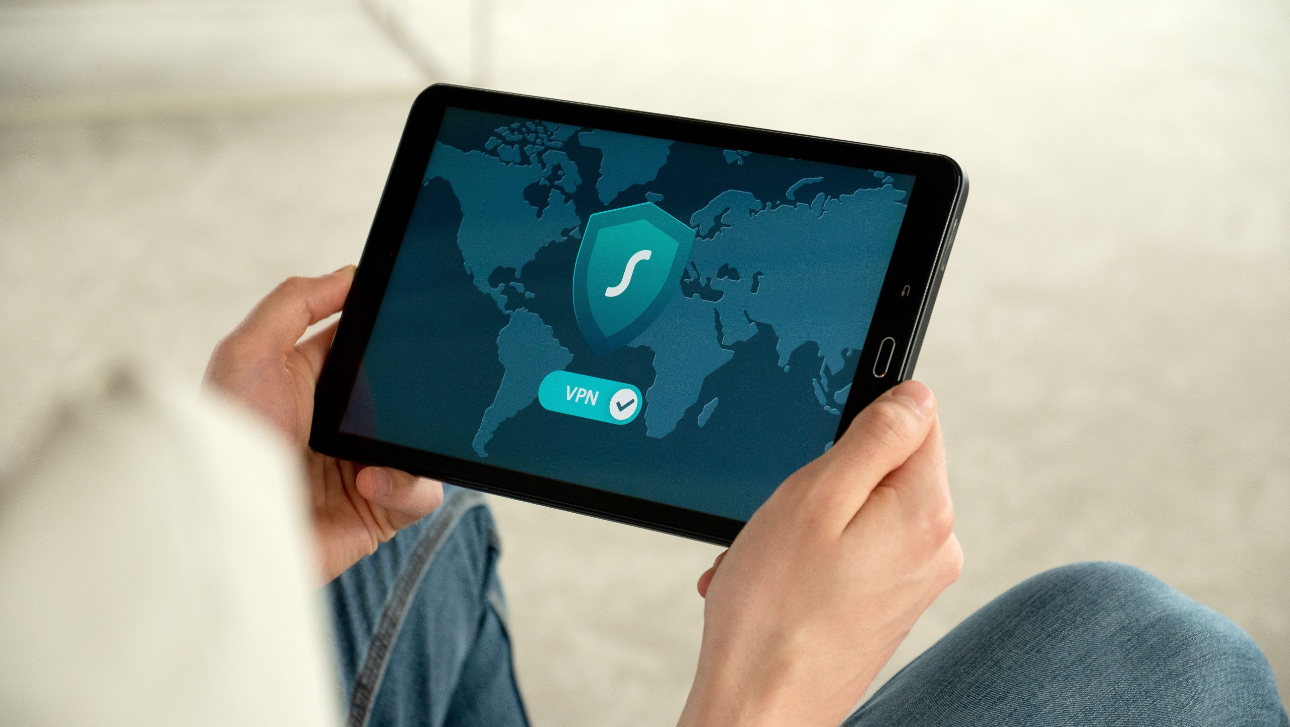 Tablette affichant l'écran de connexion VPN sécurisée