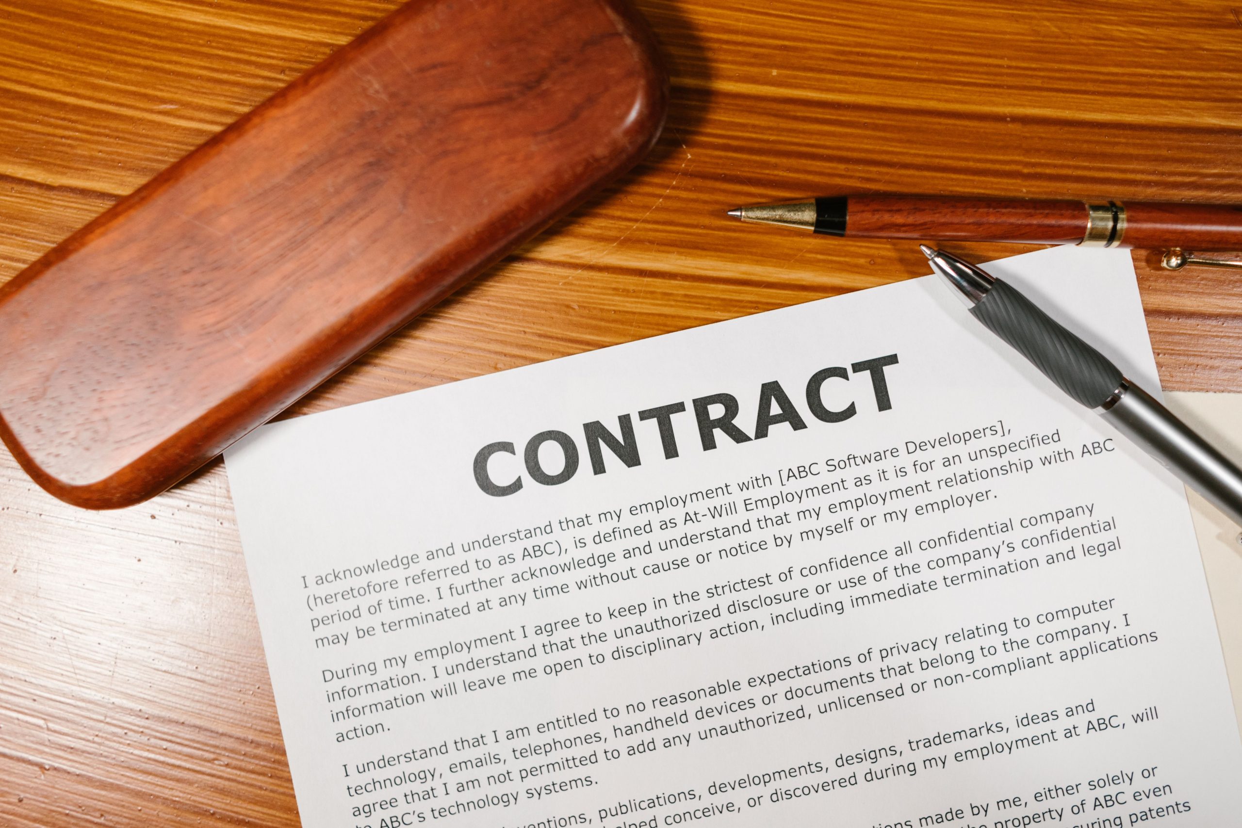 Contrat et stylo sur bureau professionnel
