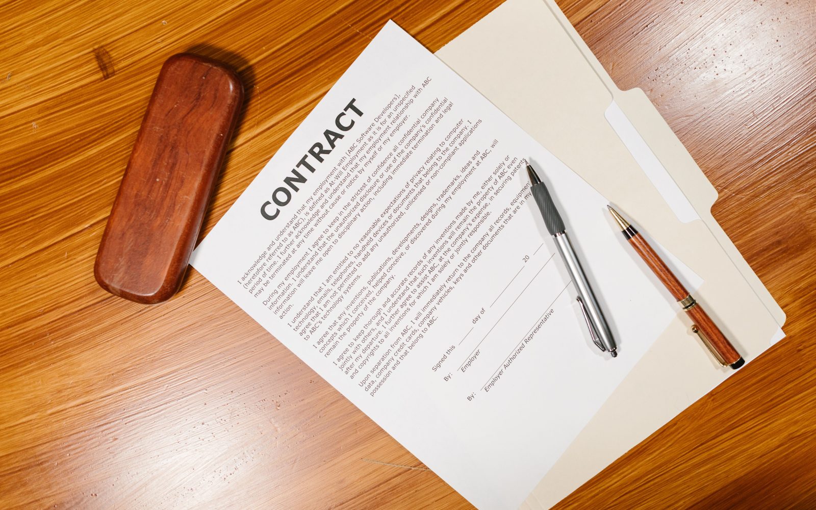 Contrat avec stylos sur table en bois