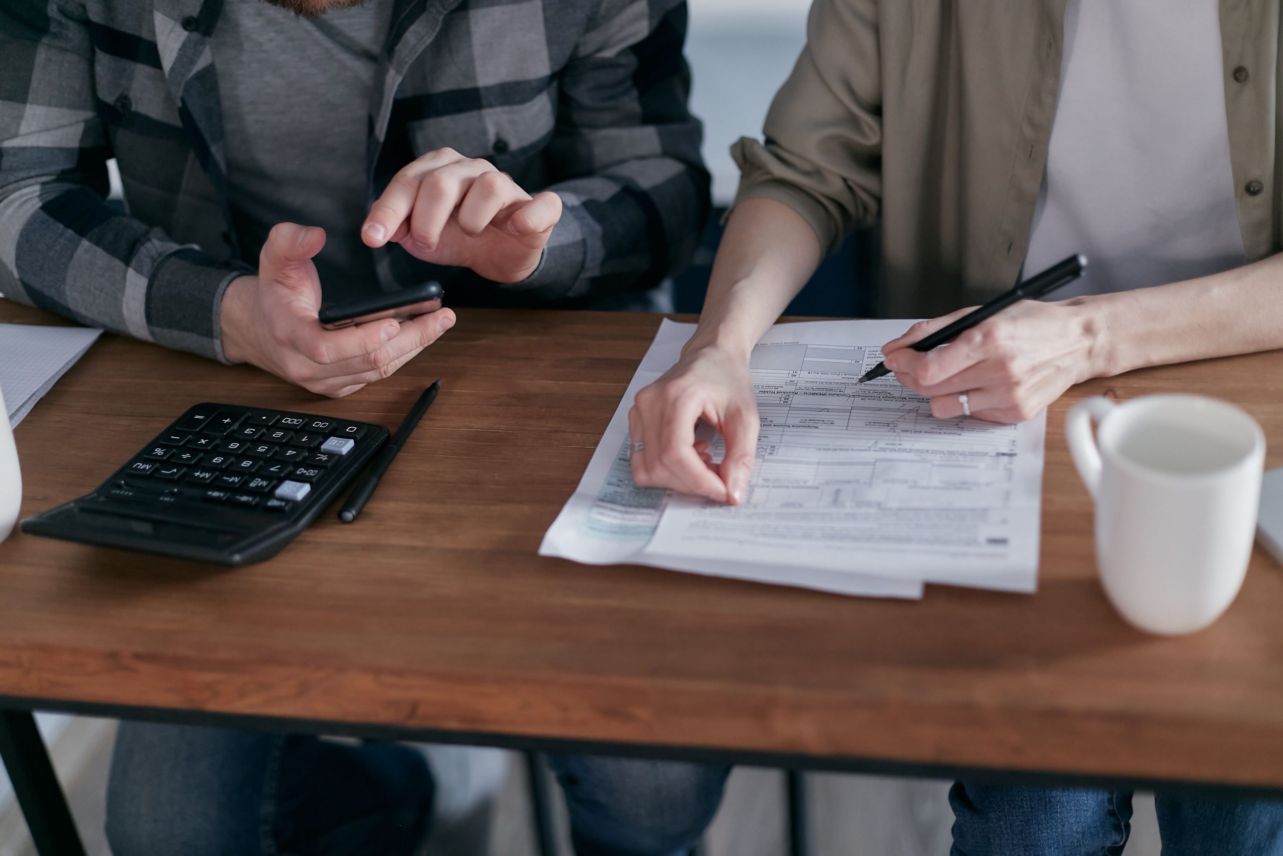 Deux personnes remplissent formulaires impots ensemble