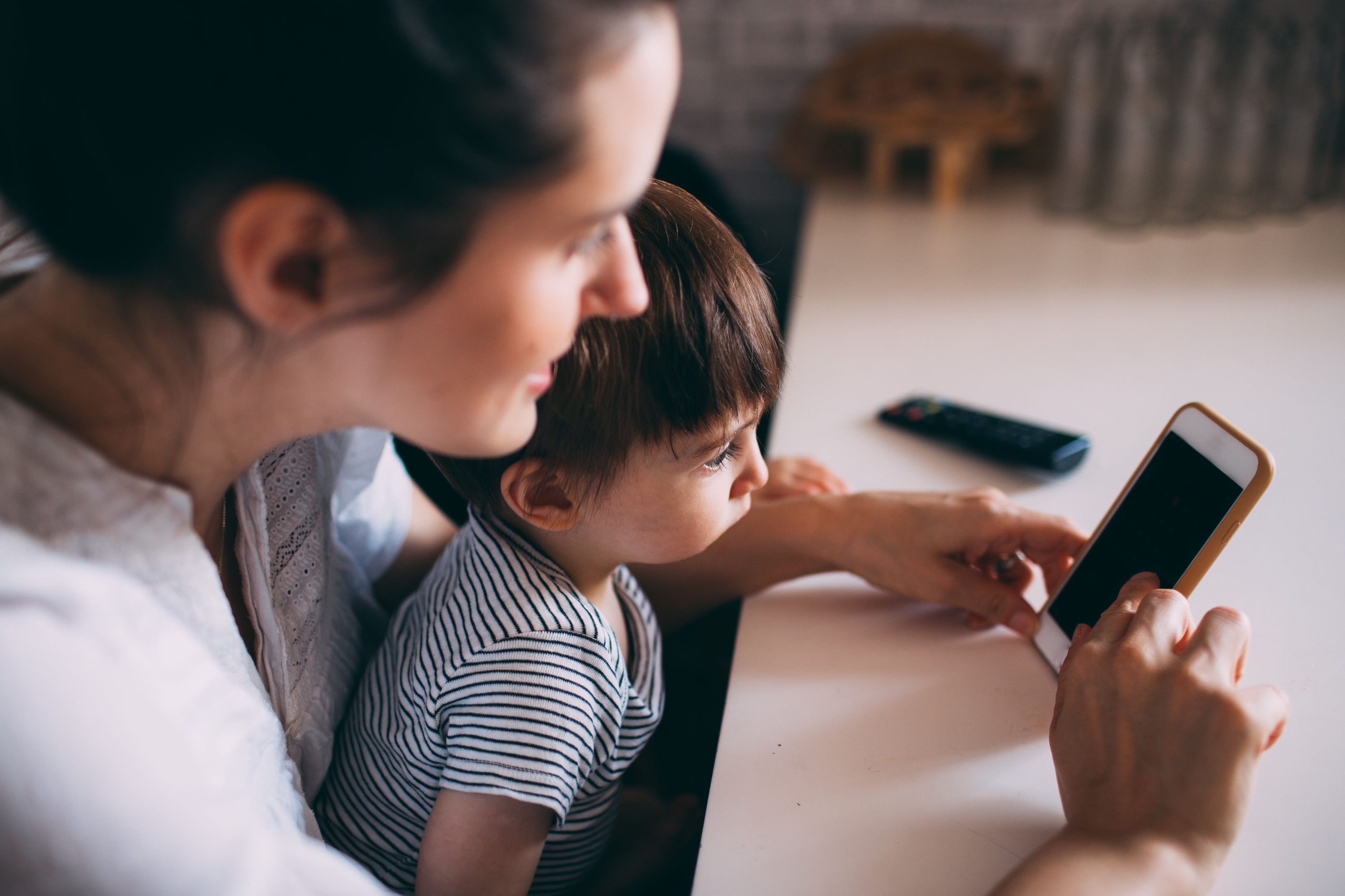 Mère et enfant partageant un smartphone