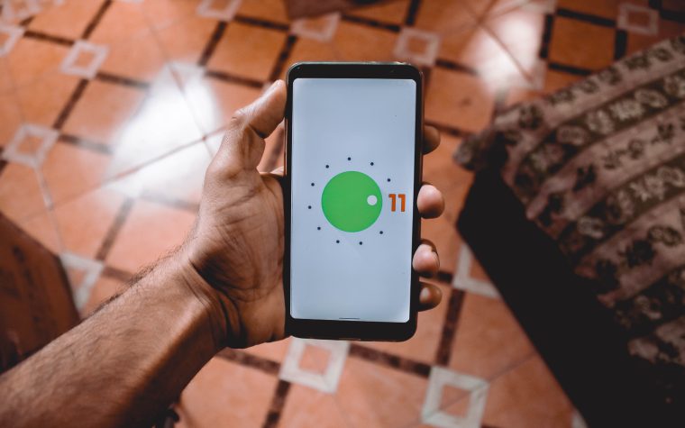 Main tenant smartphone affichant interface Android