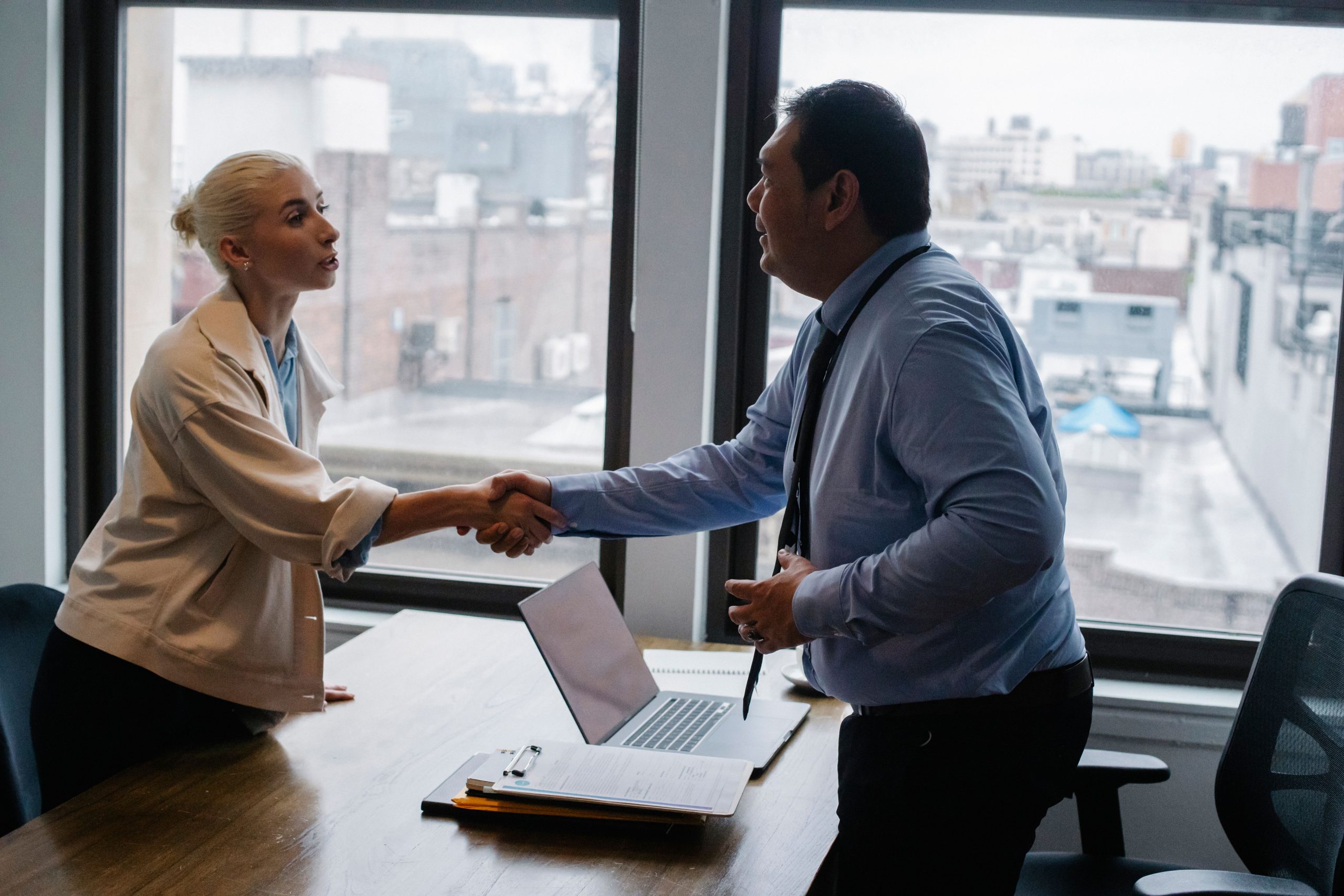 Candidate serrant main employeur avant entretien