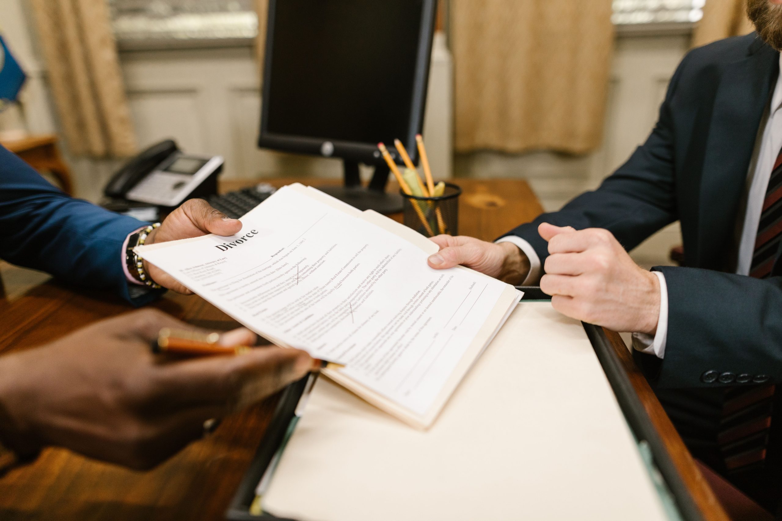 Mains échangeant documents divorce lors procedure legale