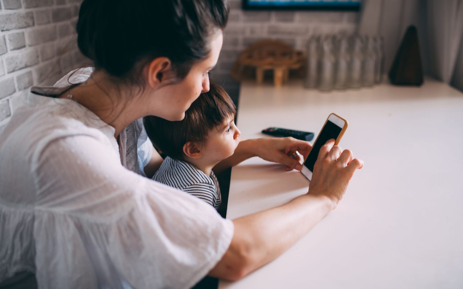 Femme et enfant utilisant smartphone ensemble