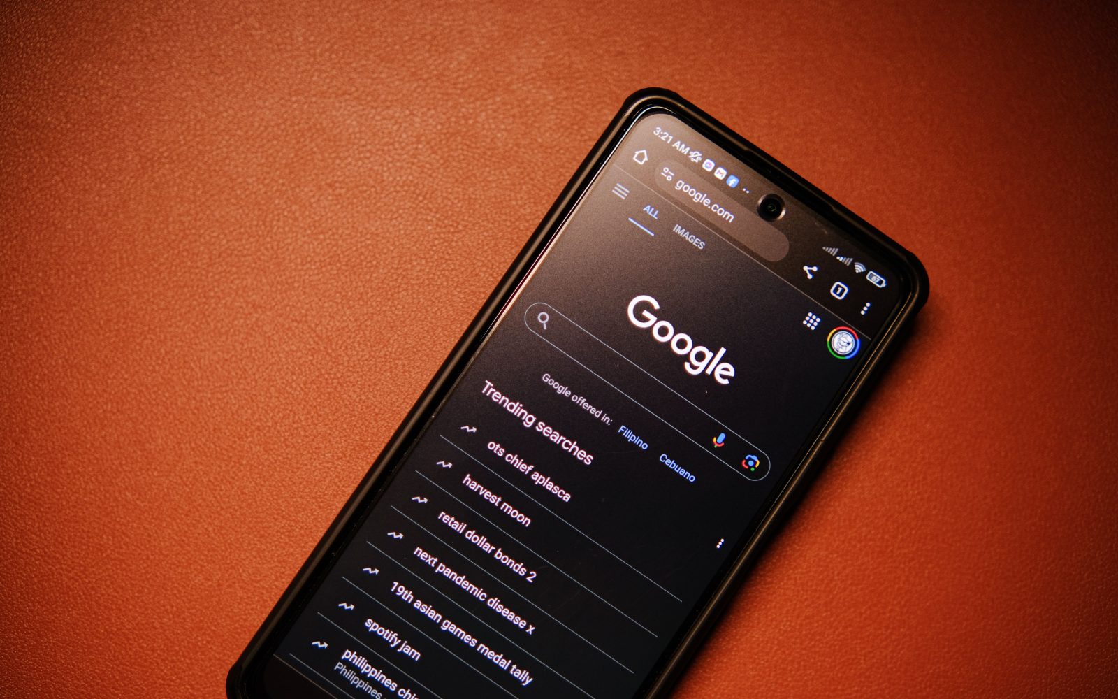 Smartphone affichant les tendances Google Search