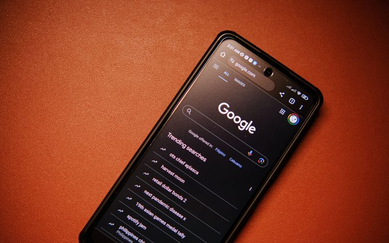 Smartphone affichant les tendances Google Search
