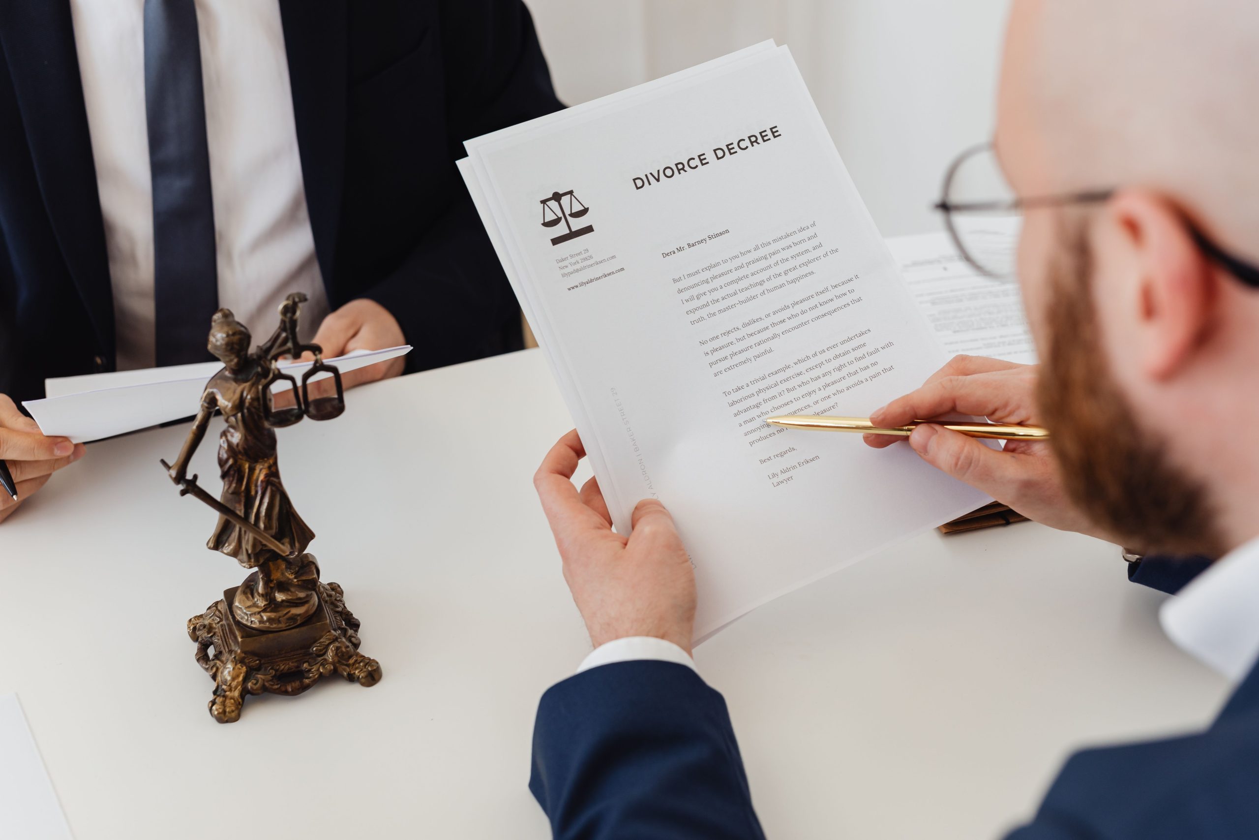 Deux professionnels examinant jugement divorce et statue justice