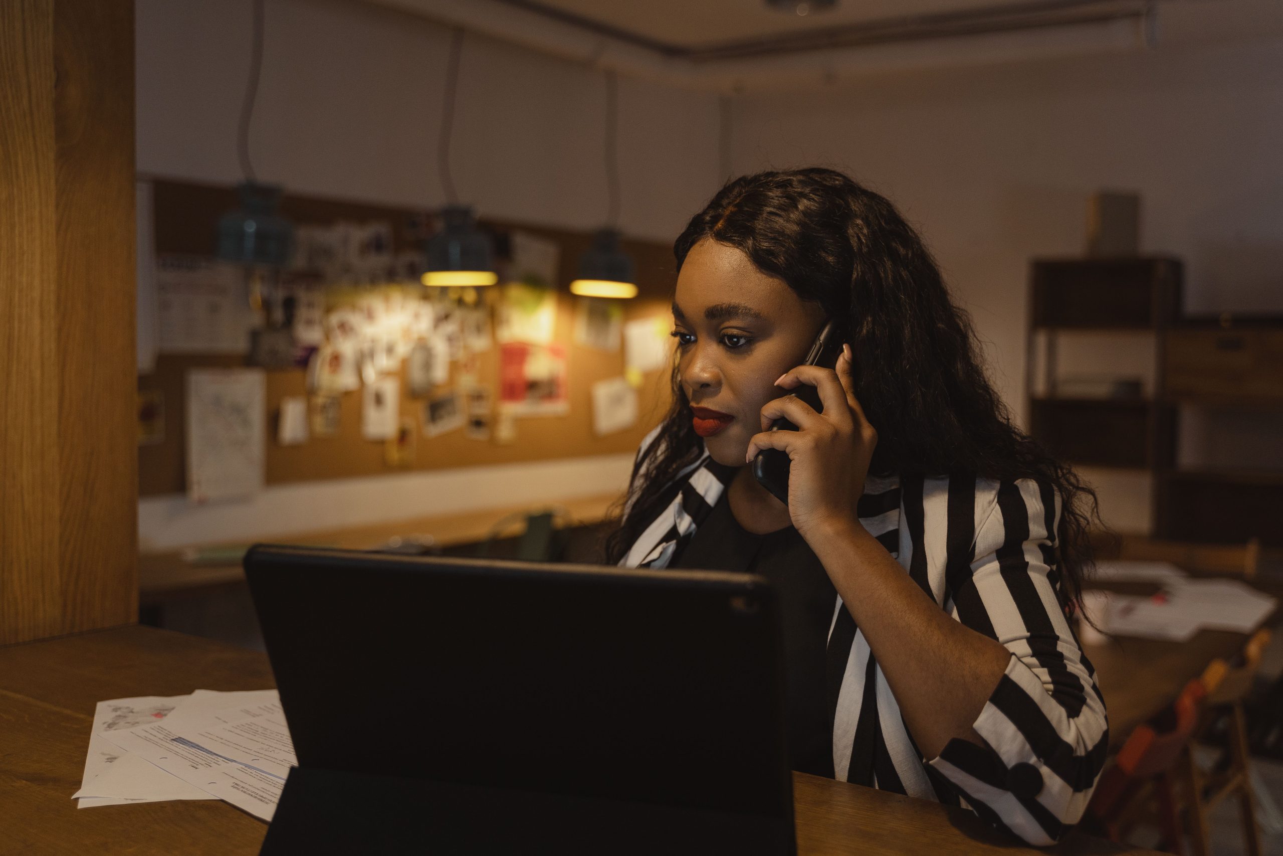 Femme appel téléphonique bureau moderne