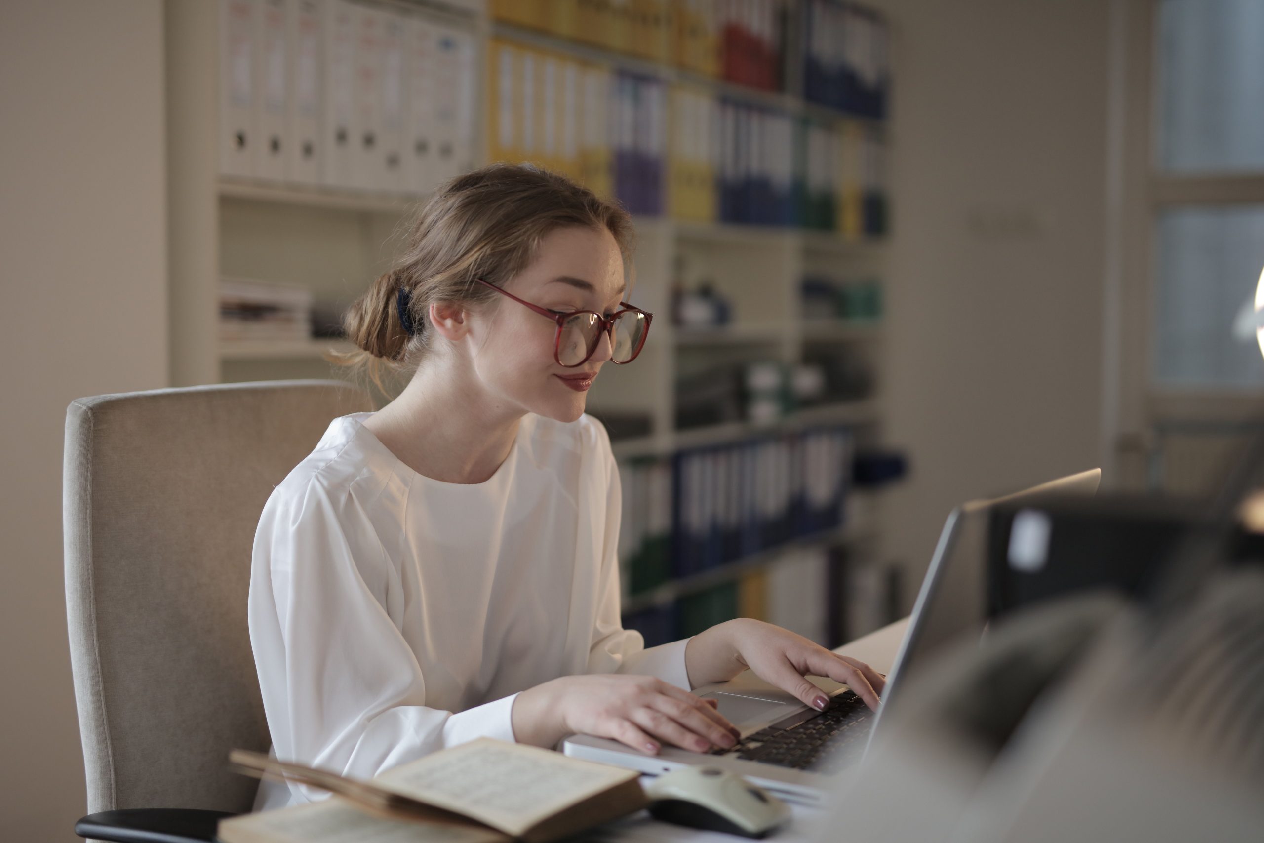 Femme travaillant concentrée sur son ordinateur portable