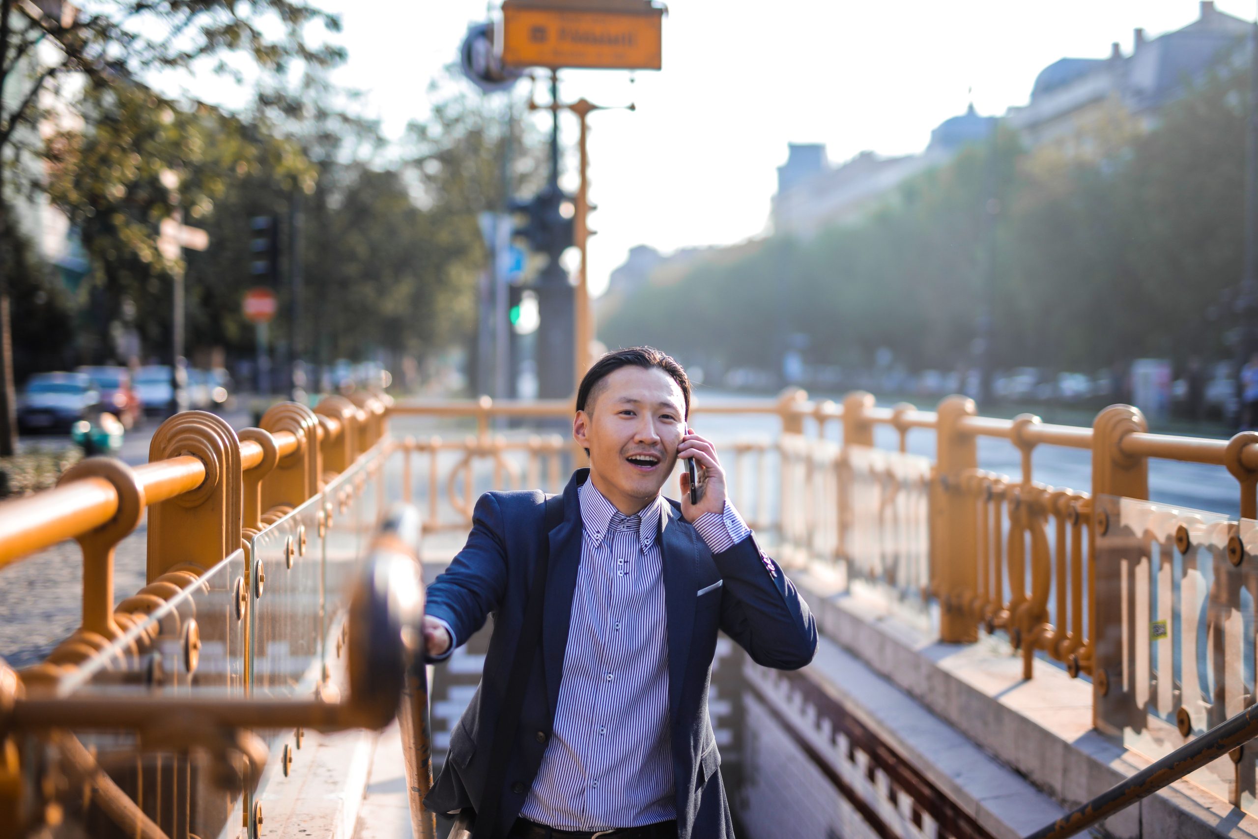Homme d'affaires appel téléphone métro urbain