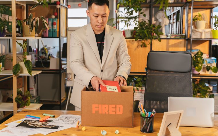 Homme licencié emballant ses affaires au bureau