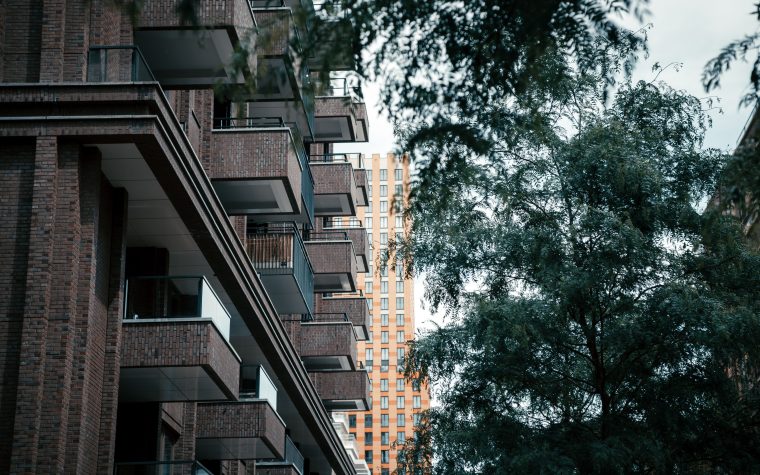Immeubles résidentiels en briques avec verdure luxuriante