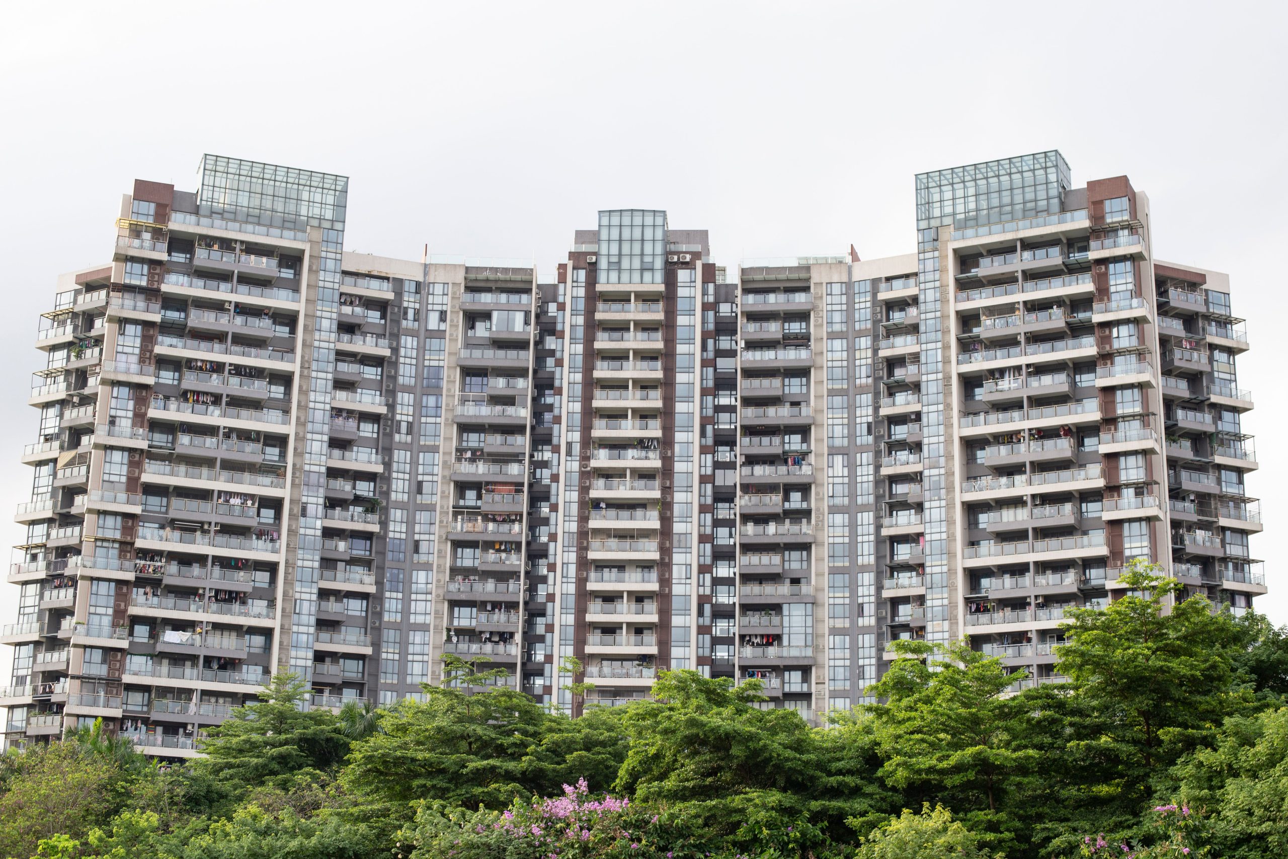 Immeubles modernes entourés de verdure