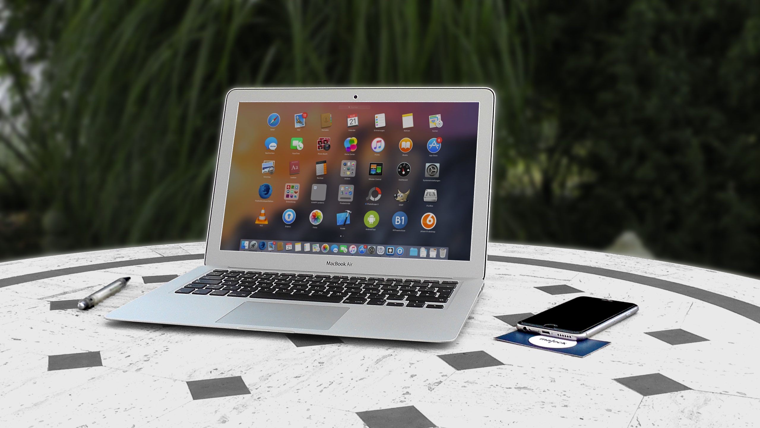 Laptop ouvert avec icônes d'applications et smartphone