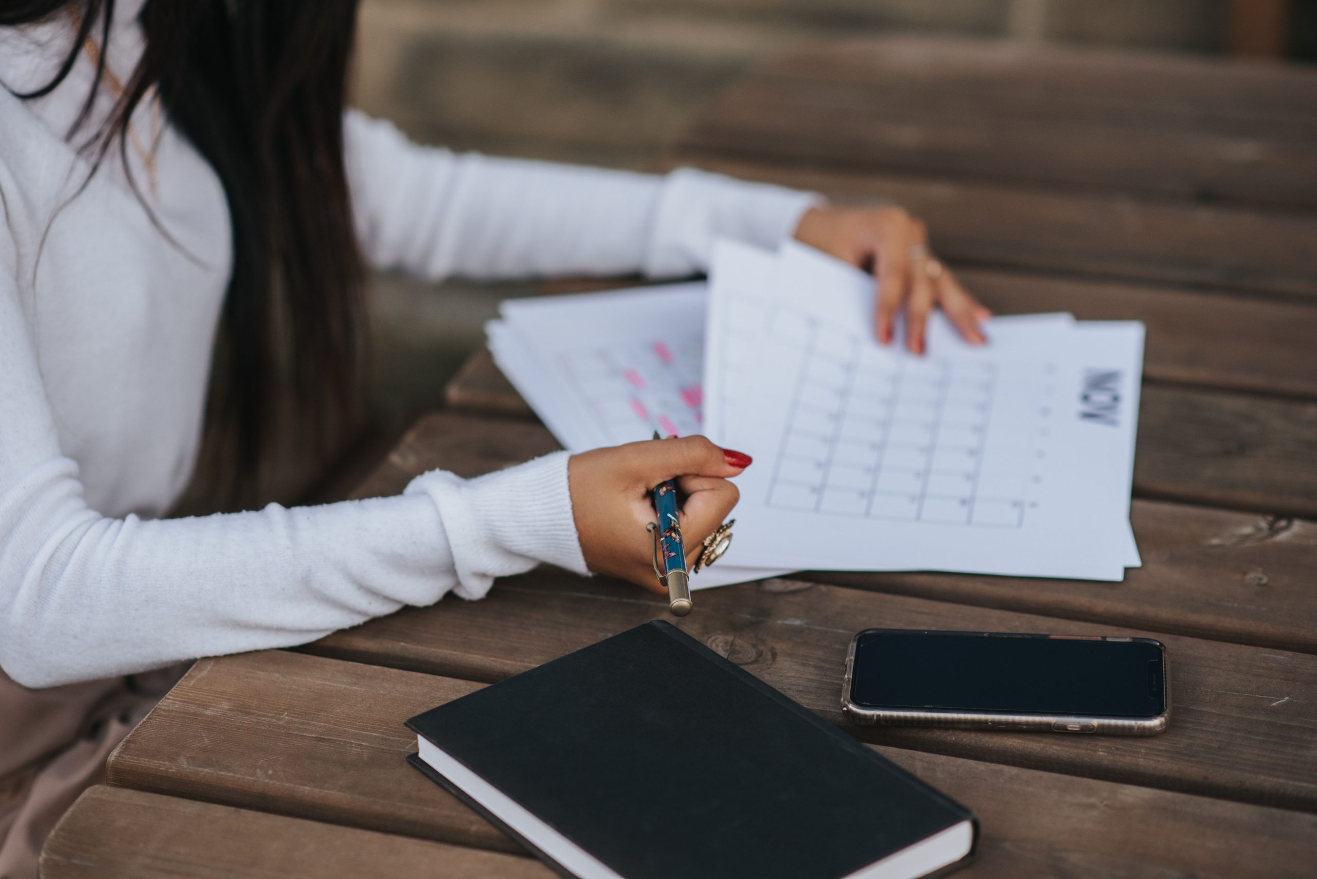 Employée de bureau planifiant son mois avec documents