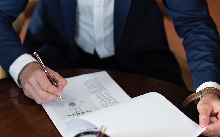 Professionnel signant des documents juridiques au bureau