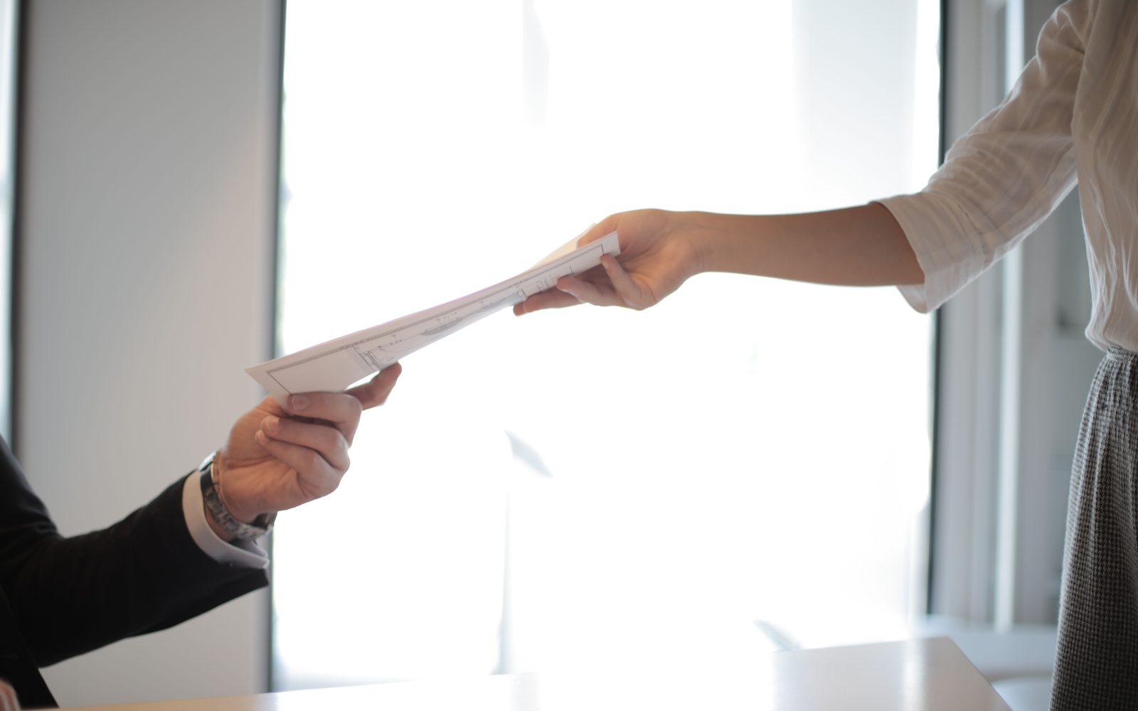 Gros plan mains échangeant documents affaires