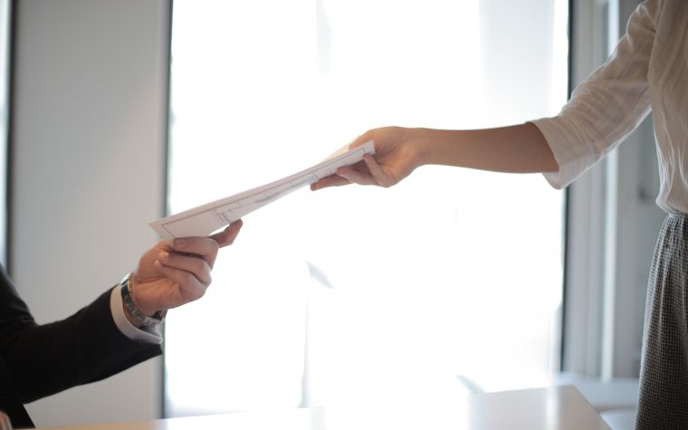 Gros plan mains échangeant documents affaires