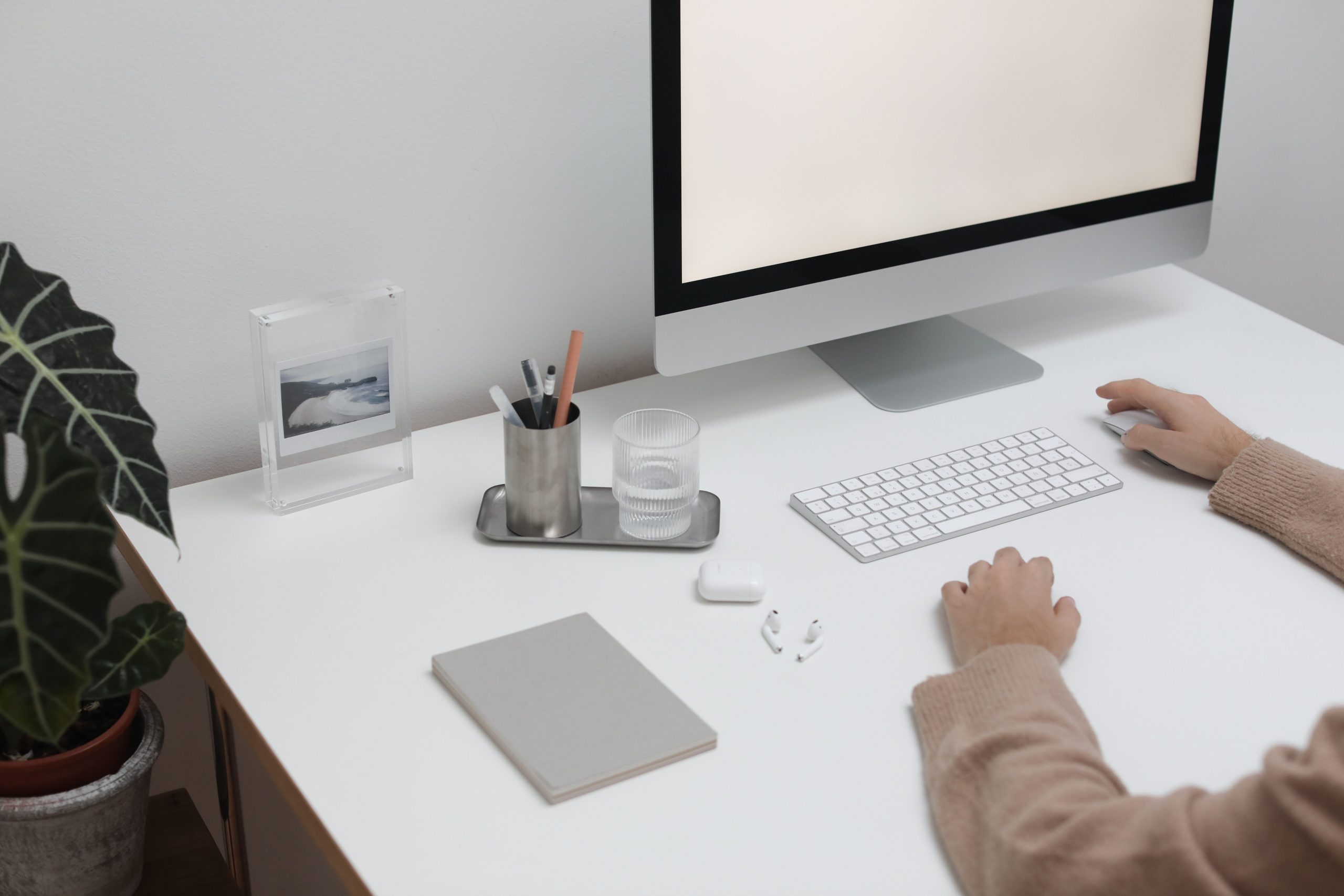 Personne assise à table avec gadgets informatiques