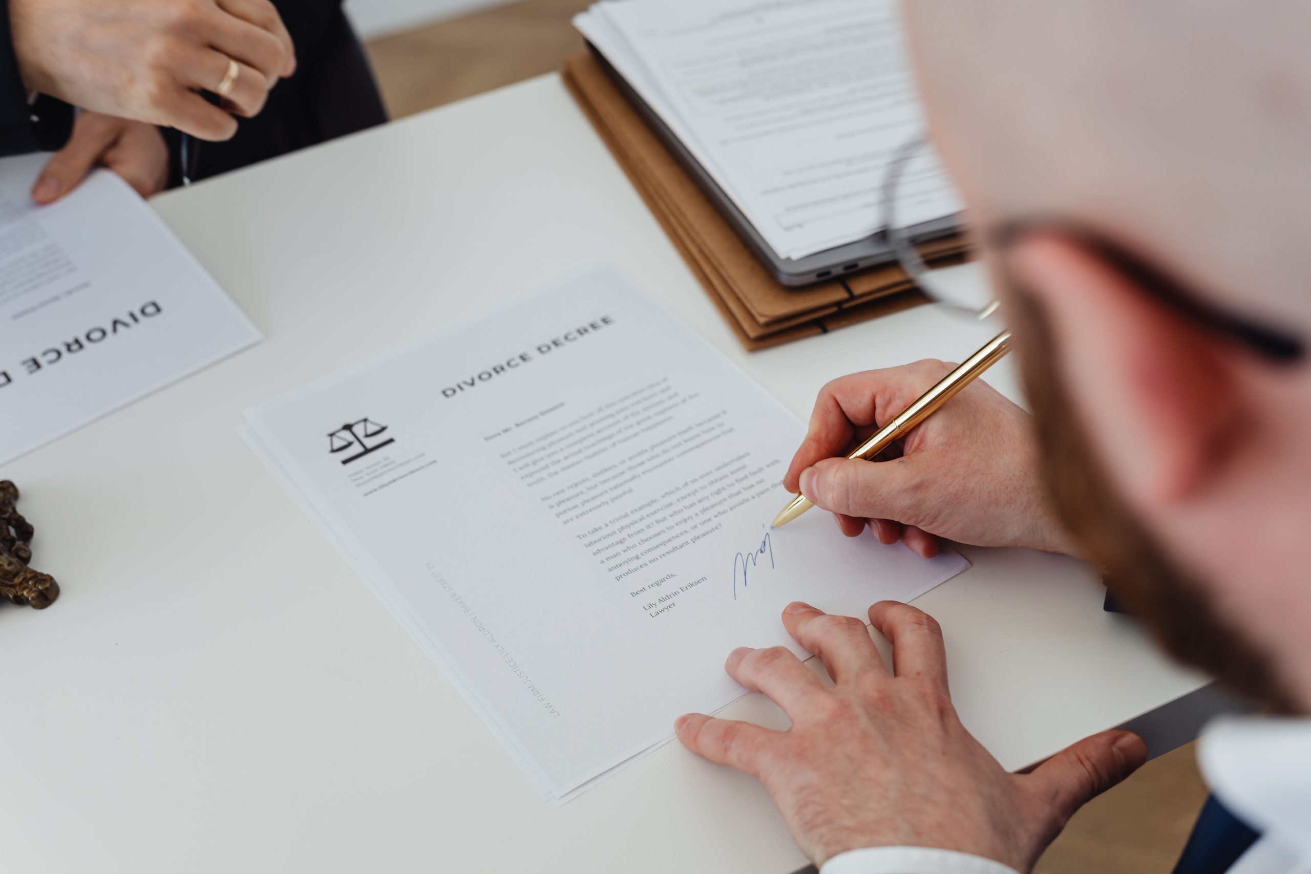 Personne signant un jugement de divorce à un bureau