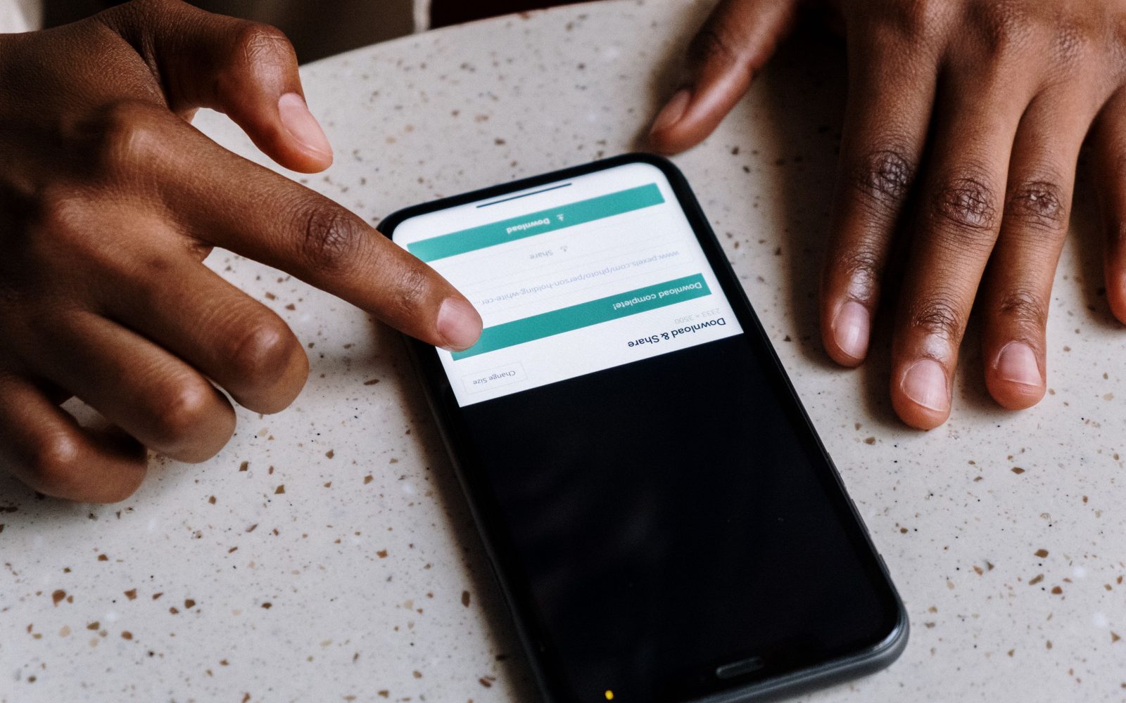 Mains interagissant avec smartphone téléchargement