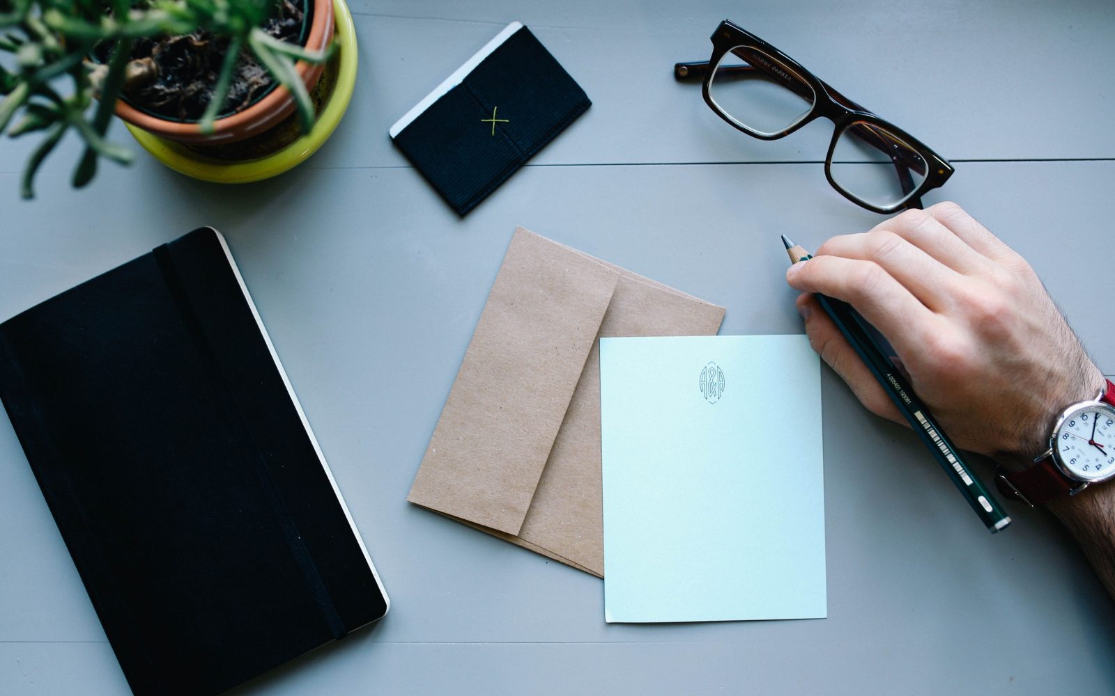 Bureau avec outils d'écriture et enveloppe