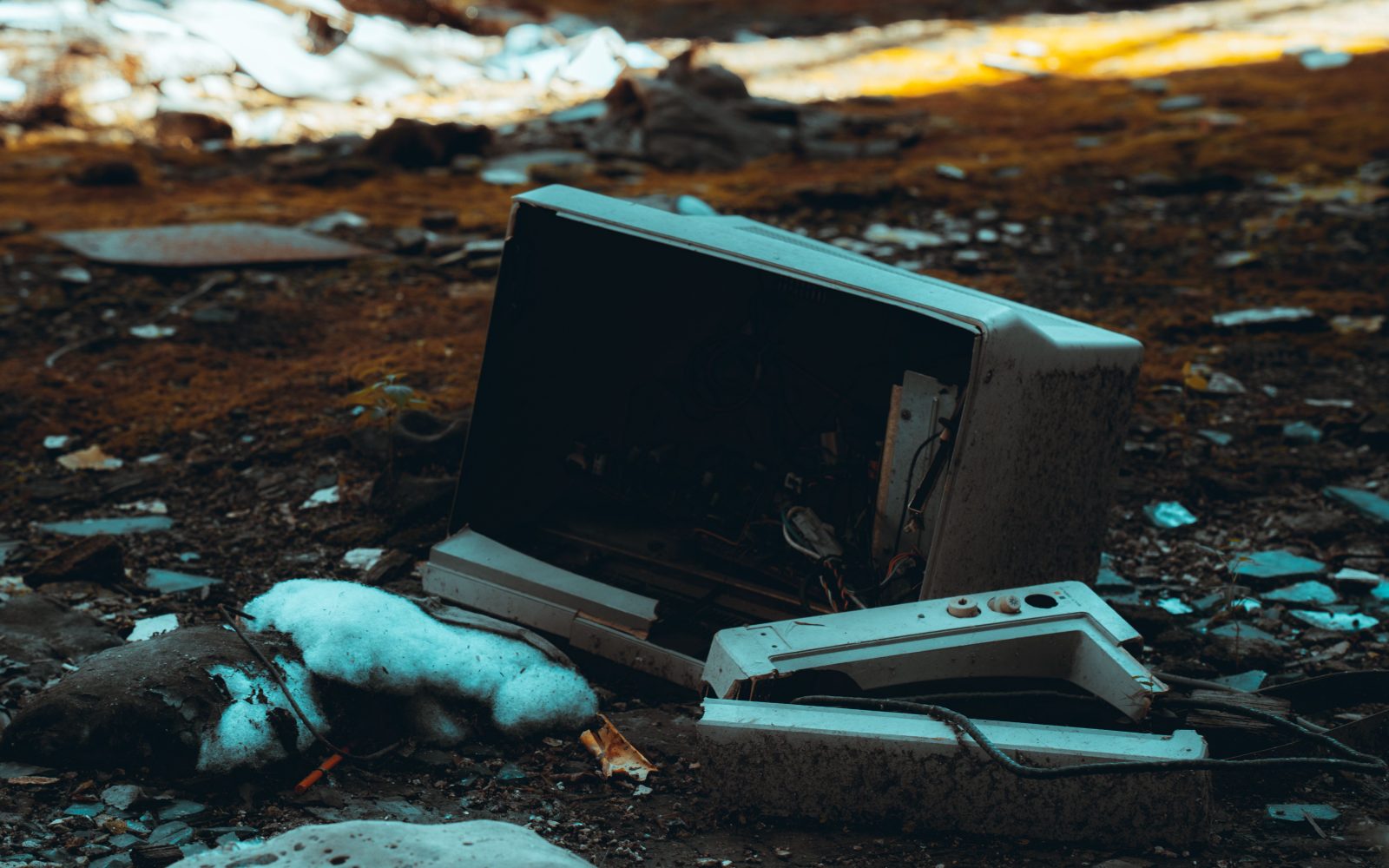 Écran de télévision cassé dans un environnement urbain désolé